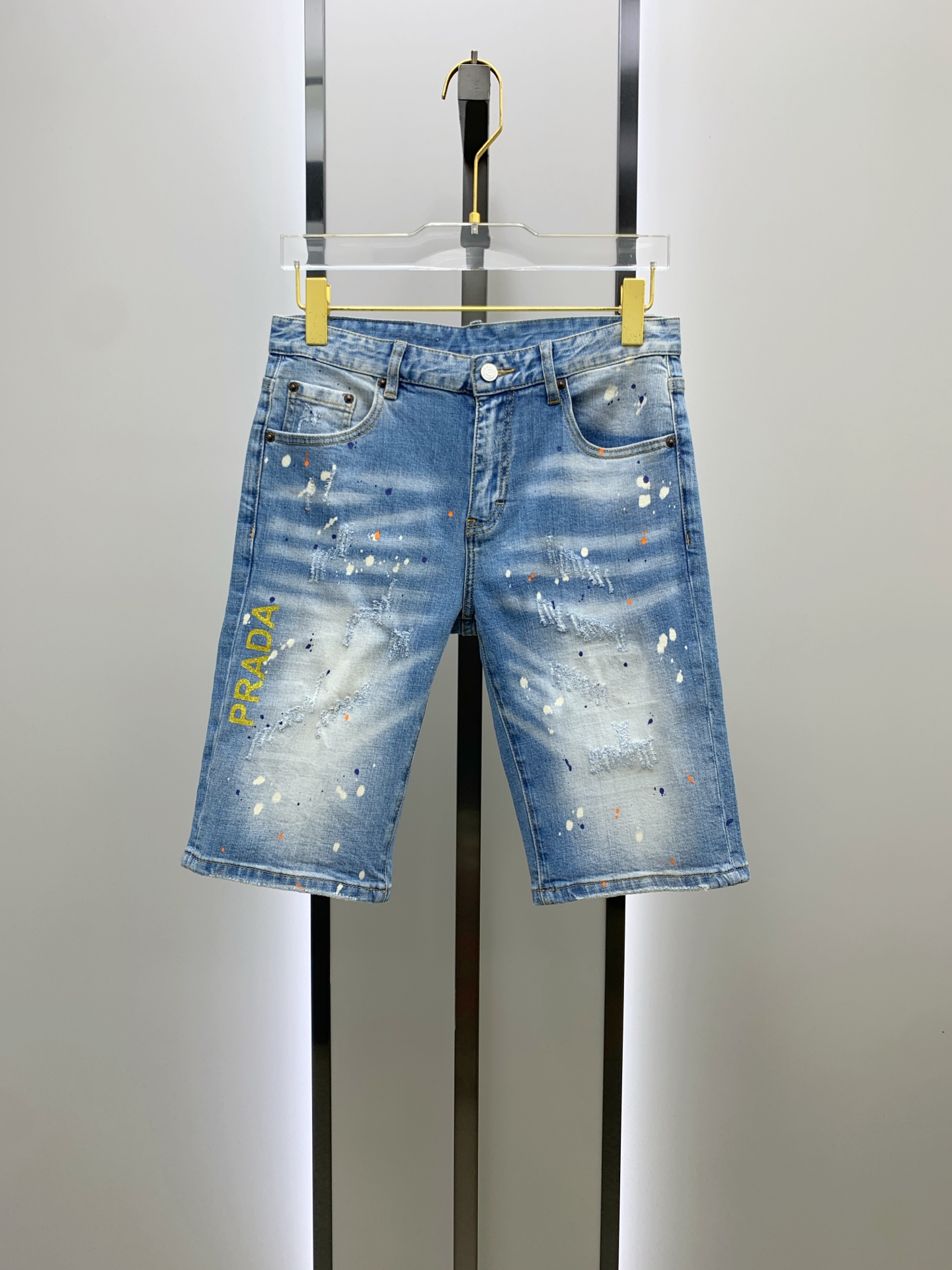 NO:500356,Prada [New Product] is available for high-end exclusive sale. The 25SS four-season super-burning street-explosion series is the most exclusive and grandly launched. Original custom high-end quality fabric, customized hardware style slim-fitting tailoring, fabric with elasticity, micro-elastic upper body comfort, a must-have item!  Counter size 29-38 (no 35 no 37), prada, shorts, alexander wang19860909普拉达【新品】高端独家发售 25SS四季款超燃炸街系列之最牛仔短裤 独家隆重推出 原版定制高端品质面料 定制五金版型修身剪裁 面料带弹力 微弹上身舒适度超高 必爆单品！专柜尺码29-38（无35无37）,,prada,shorts,alexander wang,Men's clothing