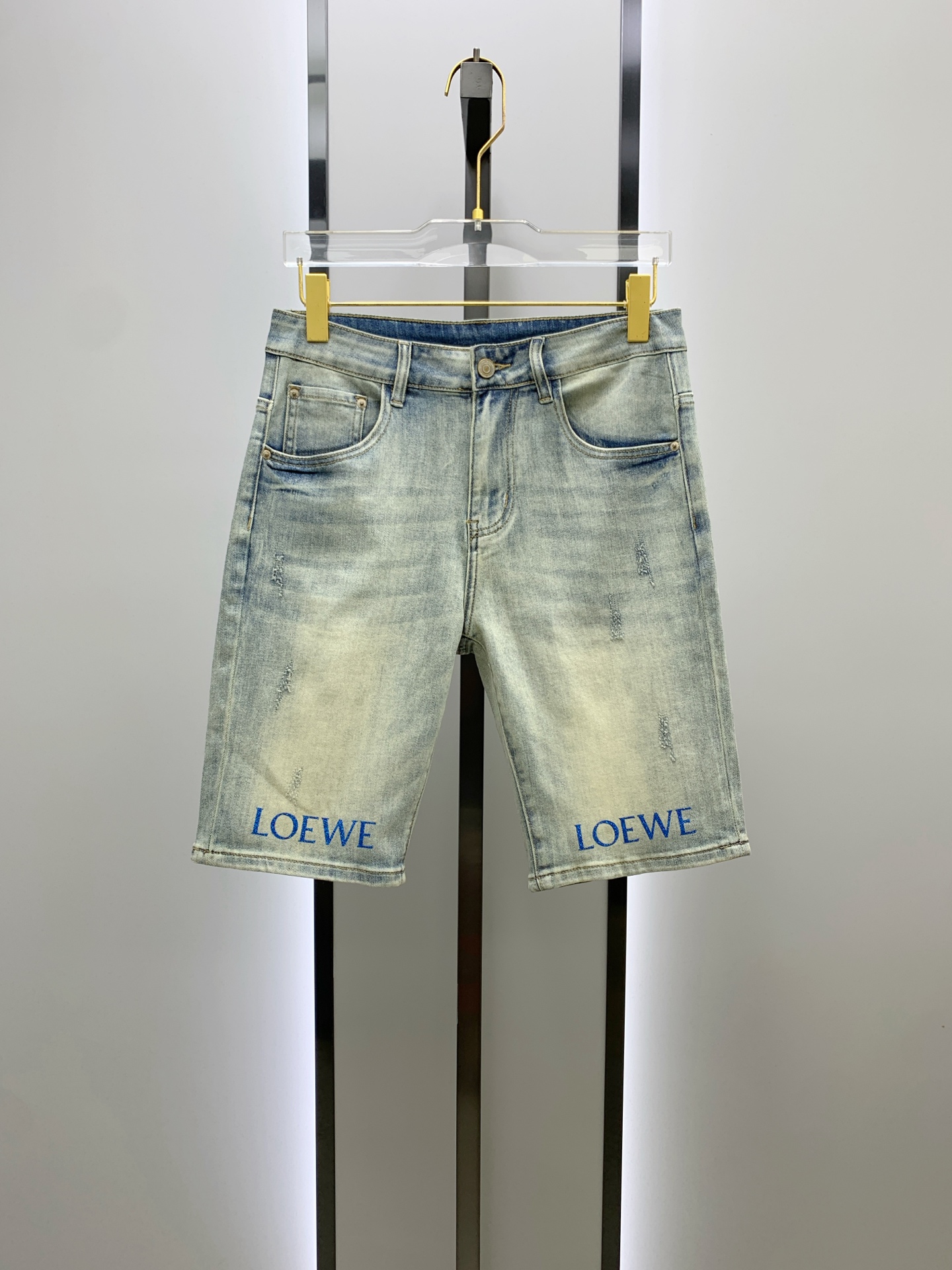 NO:500359,Luo Yiwei [New Product] is available for high-end exclusive sale. The 25SS four-season super-burning street-explosion series is the most exclusive and grandly launched. Original custom high-end quality fabric, customized hardware style slim tailoring, fabric with elasticity, micro-elastic upper body comfort, a must-have item!  Counter size 29-38 (no 35 no 37), loewe, shorts, alexander wang19860909罗意威【新品】高端独家发售 25SS四季款超燃炸街系列之最牛仔短裤 独家隆重推出 原版定制高端品质面料 定制五金版型修身剪裁 面料带弹力 微弹上身舒适度超高 必爆单品！专柜尺码29-38（无35无37）,,loewe,shorts,alexander wang,Men's clothing