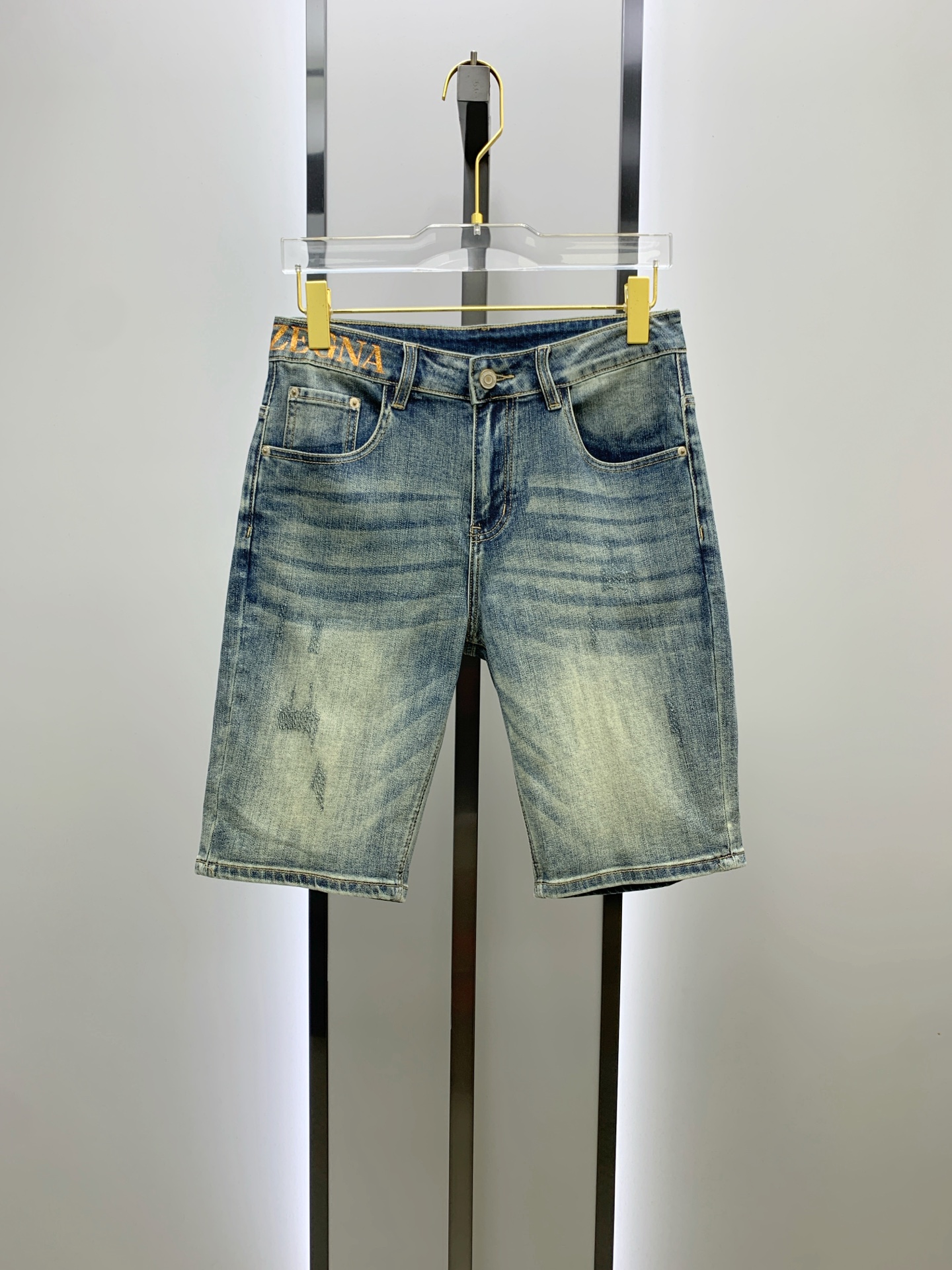 NO:521134,Jenia [New Product] is available for high-end exclusive sale. The 25SS four-season super-burning street-explosion series is the most exclusive and grandly launched. Original custom high-end quality fabric, customized hardware style slim-fitting tailoring, fabric with elasticity, micro-elastic upper body comfort, a must-have item!  Counter size 29-38 (no 35 no 37), zegna, shorts, alexander wang19860909杰尼亚【新品】高端独家发售 25SS四季款超燃炸街系列之最牛仔短裤 独家隆重推出 原版定制高端品质面料 定制五金版型修身剪裁 面料带弹力 微弹上身舒适度超高 必爆单品！专柜尺码29-38（无35无37）,,zegna,shorts,alexander wang,Men's clothing