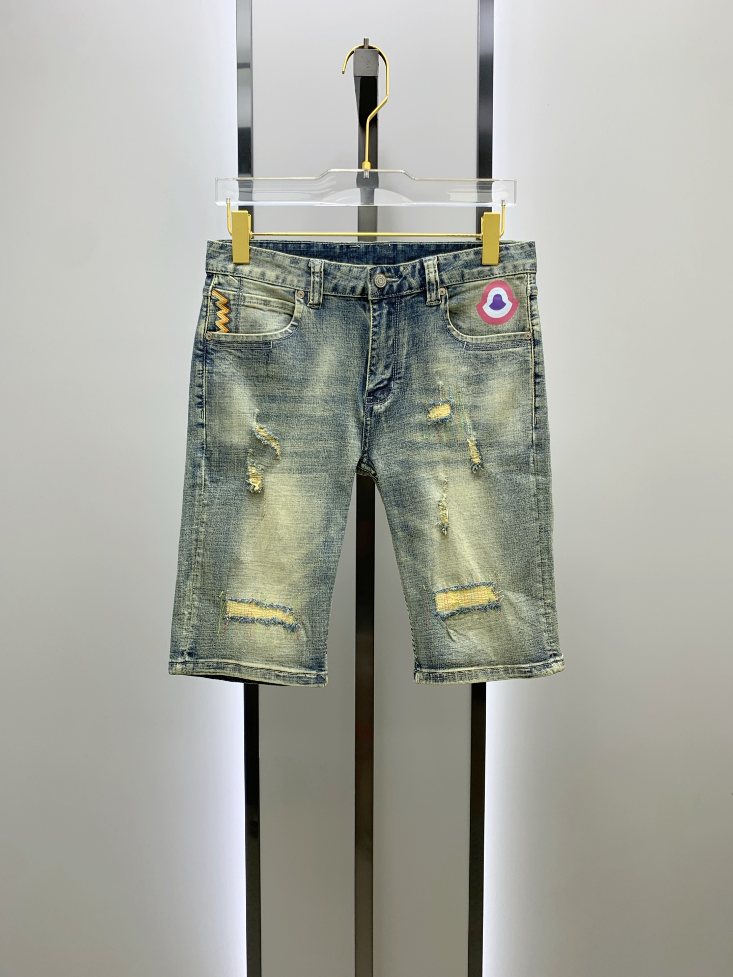 NO:521137,The 25SS four-season super-burning street-explosion series is the most exclusive denim shorts. Original custom high-end quality fabric, customized hardware style slim-fitting tailoring, fabric with elasticity, micro-elastic upper body comfort, a must-have item!  Counter size 29-38 (no 35 no 37), Moncler, shorts, alexander wang19860909蒙口【新品】高端独家发售 25SS四季款超燃炸街系列之最牛仔短裤 独家隆重推出 原版定制高端品质面料 定制五金版型修身剪裁 面料带弹力 微弹上身舒适度超高 必爆单品！专柜尺码29-38（无35无37）,,Moncler,shorts,alexander wang,Men's clothing