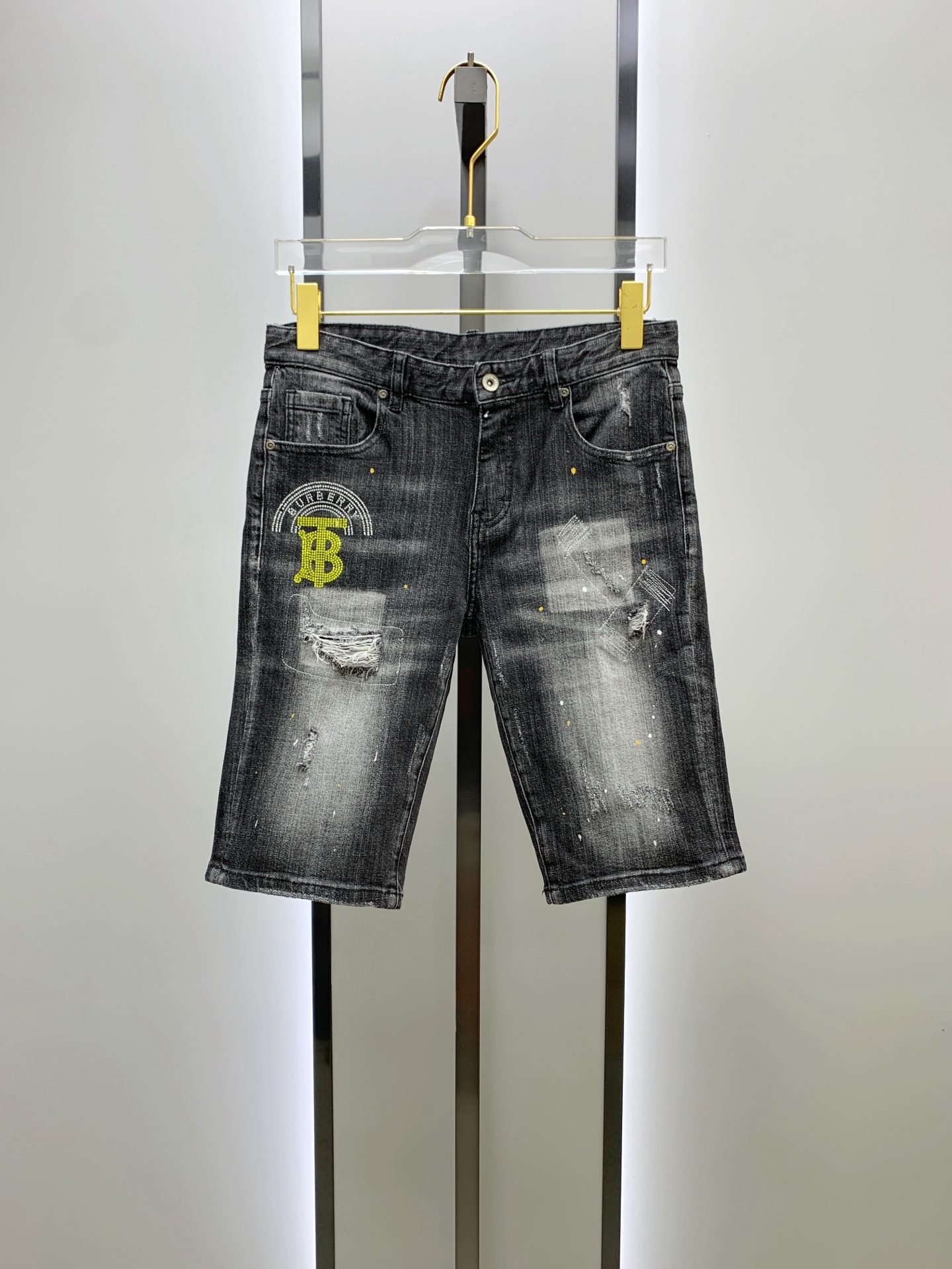 NO:521141,Burberry [New Product] is available for high-end exclusive sale. The 25SS four-season super-burning street-explosion series is the most exclusive and grandly launched. Original custom high-end quality fabric, customized hardware style slim tailoring, fabric with elasticity, micro-elastic upper body comfort, a must-have item!  Counter size 29-38 (no 35 no 37), burberry, shorts, alexander wang19860909巴宝莉【新品】高端独家发售 25SS四季款超燃炸街系列之最牛仔短裤 独家隆重推出 原版定制高端品质面料 定制五金版型修身剪裁 面料带弹力 微弹上身舒适度超高 必爆单品！专柜尺码29-38（无35无37）,,burberry,shorts,alexander wang,Men's clothing