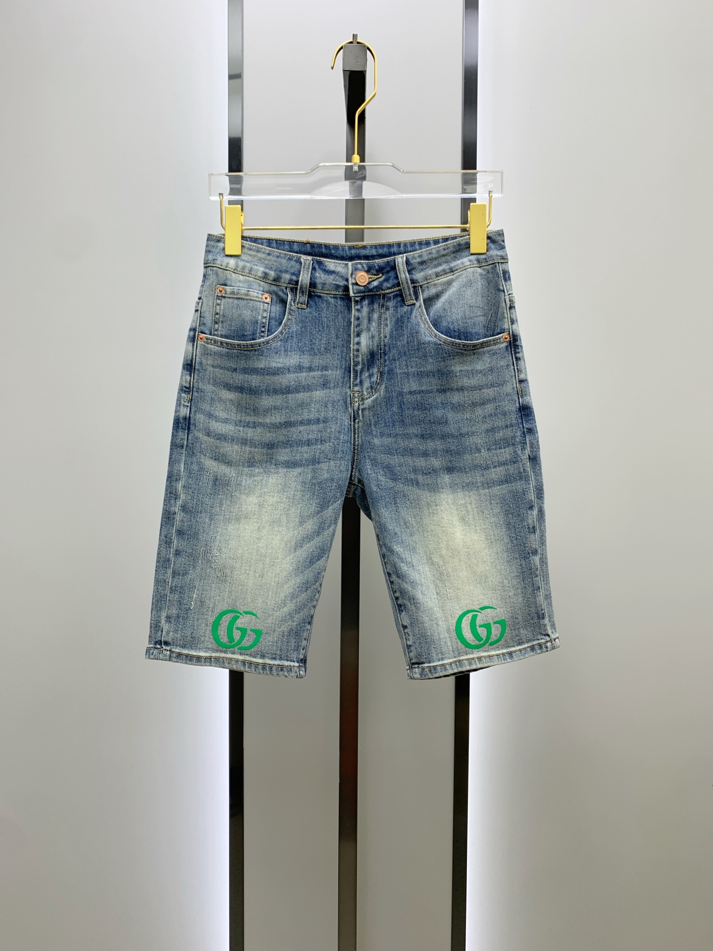 NO:521142,Gucci [New Product] is available for high-end exclusive sale. The 25SS four-season super-burning street-explosion series is the most exclusive and grandly launched. Original custom high-end quality fabric, customized hardware style slim tailoring, fabric with elasticity, micro-elastic upper body comfort, a must-have item!  Counter size 29-38 (no 35 no 37), gucci, shorts, alexander wang19860909古驰【新品】高端独家发售 25SS四季款超燃炸街系列之最牛仔短裤 独家隆重推出 原版定制高端品质面料 定制五金版型修身剪裁 面料带弹力 微弹上身舒适度超高 必爆单品！专柜尺码29-38（无35无37）,,gucci,shorts,alexander wang,Men's clothing