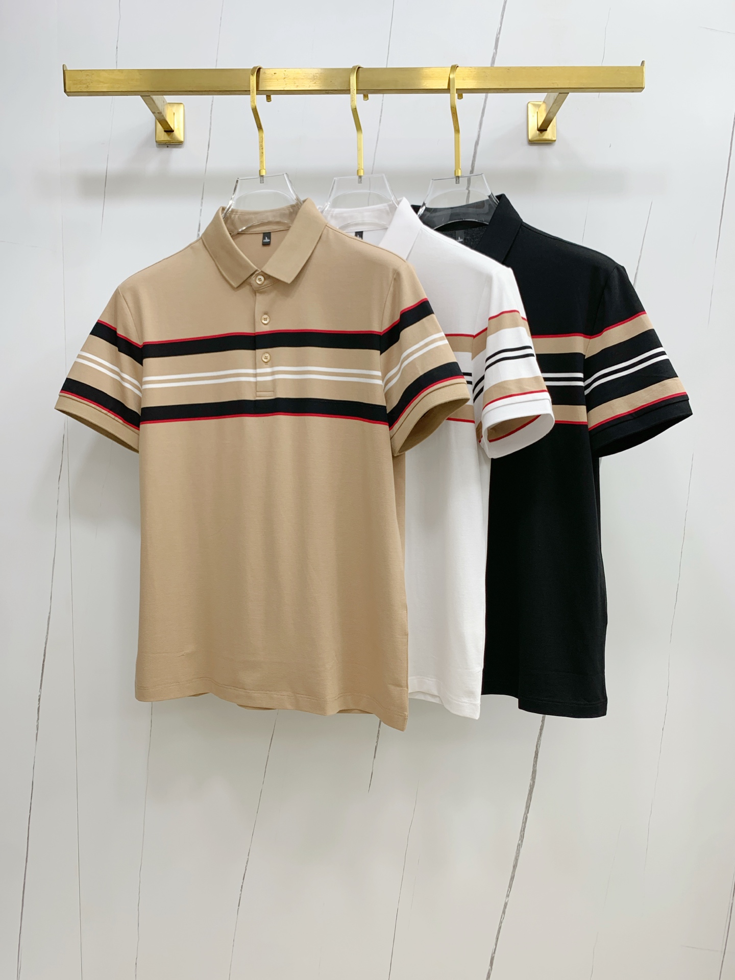 NO:455351,Burberry 25SS new spring and summer short-sleeved lapel T-shirt polo, the highest version is customized high-end vermill fabric simple and fashionable, and the color-blocking thread is super beautiful!  Classic logo simple and elegant style!  Full of high-end feel, wearable in all seasons. Simple European style official website on sale codes M-3XL, burberry, T-shirt, tees, t-shirt, alexander wang19860909巴宝莉25SS新款春夏短袖翻领T恤polo,最高版本客供定制高端朱地面料简单时尚款,拼色螺纹超级好看！经典logo简单大方的款式！满满的高级感,四季可穿.简欧风格官网在售码数M-3XL,,burberry,T-shirt,tees，t-shirt,alexander wang,Men's clothing