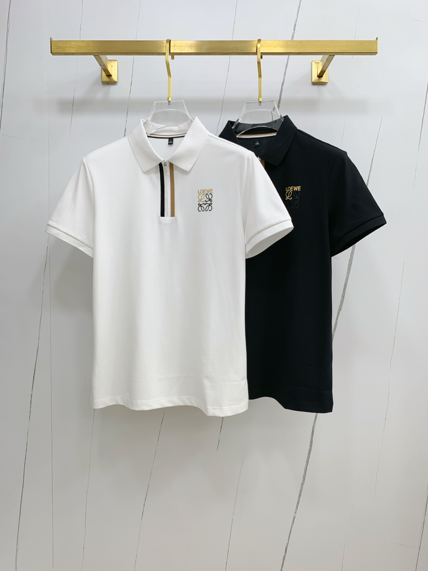 NO:455355,Luo Yiwei 25SS new spring and summer short-sleeved lapel T-shirt polo, the highest version is customized high-end vermill fabric simple and fashionable, and the color-blocking thread is super beautiful!  Classic logo simple and elegant style!  Full of high-end feel, wearable in all seasons. The number of numbers on sale on the official website of simple European style M-3XL, loewe, T-shirt, tees, t-shirt, alexander wang19860909罗意威25SS新款春夏短袖翻领T恤polo,最高版本客供定制高端朱地面料简单时尚款,拼色螺纹超级好看！经典logo简单大方的款式！满满的高级感,四季可穿.简欧风格官网在售码数M-3XL,,loewe,T-shirt,tees，t-shirt,alexander wang,Men's clothing