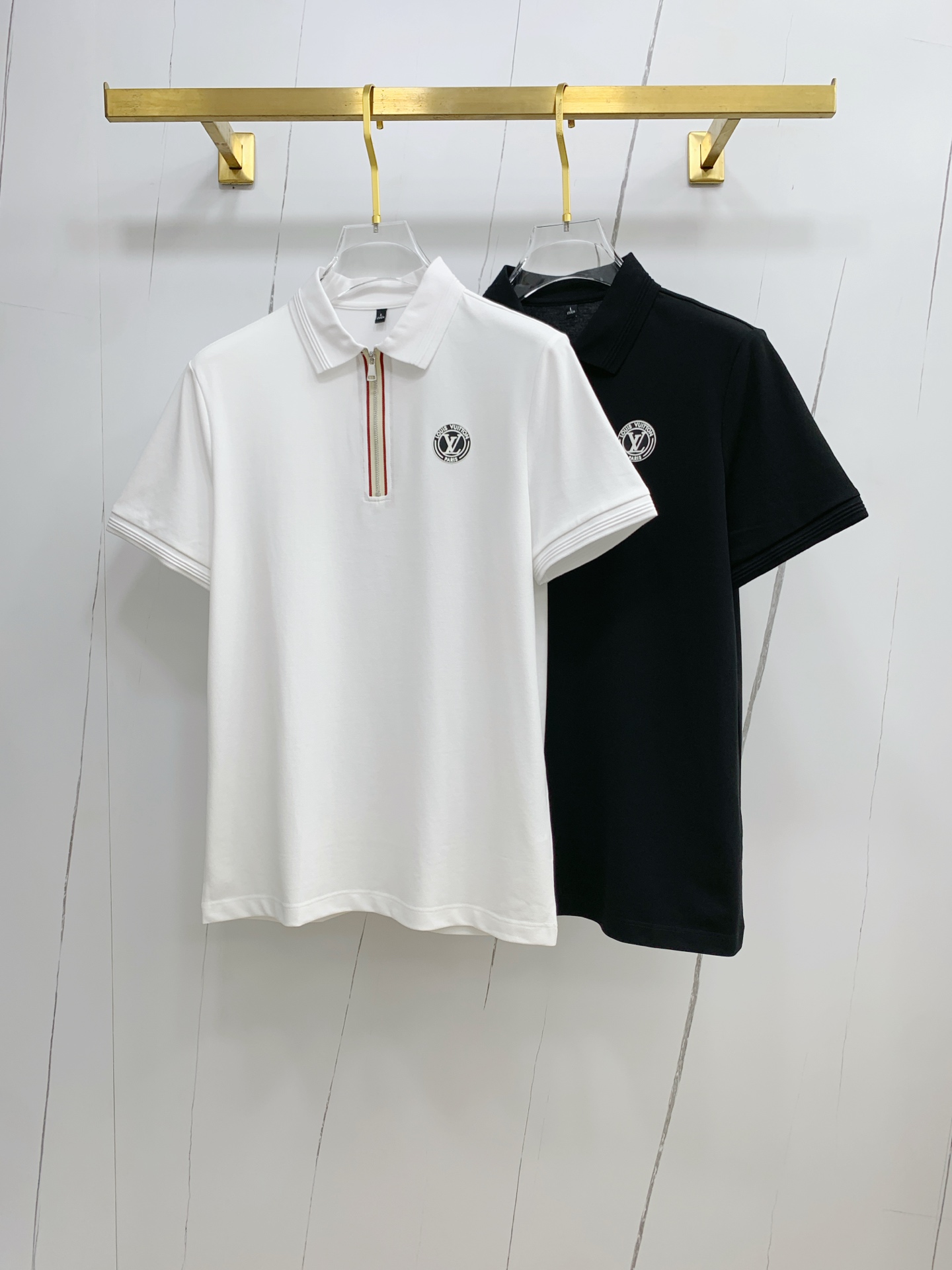 NO:455360,LV25SS new spring and summer short-sleeved lapel T-shirt polo, the highest version is customized high-end vermill fabric simple and fashionable, and the color-blocking thread is super beautiful!  Classic logo simple and elegant style!  Full of high-end feel, wearable in all seasons. Simple European style official website on sale code number M-3XL, louis vuitton, T-shirt, tees, t-shirt, alexander wang19860909LV25SS新款春夏短袖翻领T恤polo,最高版本客供定制高端朱地面料简单时尚款,拼色螺纹超级好看！经典logo简单大方的款式！满满的高级感,四季可穿.简欧风格官网在售码数M-3XL,,louis vuitton,T-shirt,tees，t-shirt,alexander wang,Men's clothing