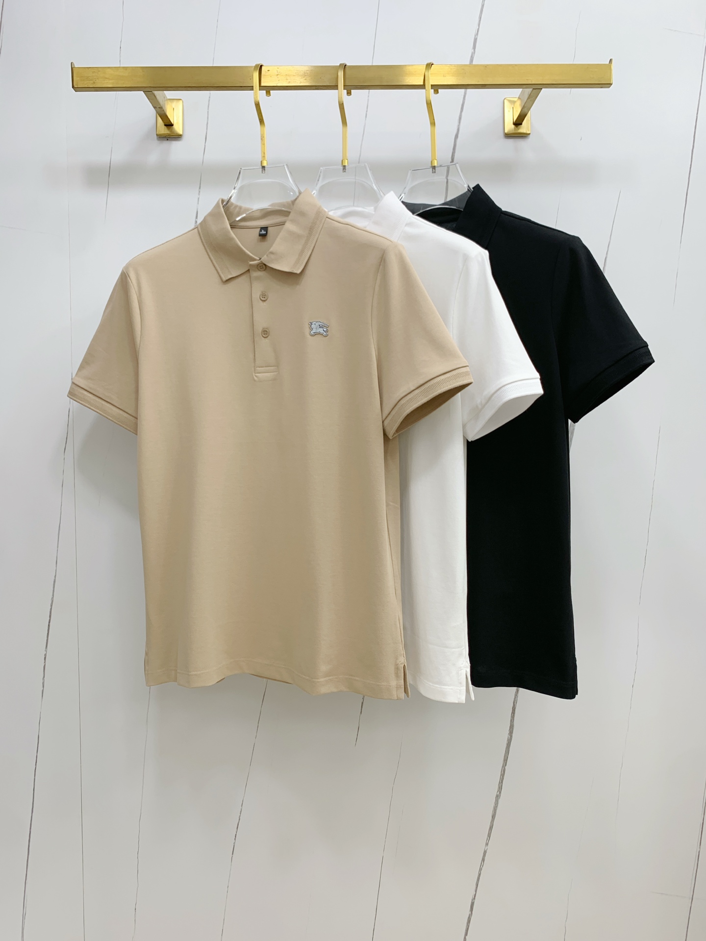 NO:455364,Burberry 25SS new spring and summer short-sleeved lapel T-shirt polo, the highest version is customized high-end vermill fabric simple and fashionable, and the color-blocking thread is super beautiful!  Classic logo simple and elegant style!  Full of high-end feel, wearable in all seasons. Simple European style official website on sale codes M-3XL, burberry, T-shirt, tees, t-shirt, alexander wang19860909巴宝莉25SS新款春夏短袖翻领T恤polo,最高版本客供定制高端朱地面料简单时尚款,拼色螺纹超级好看！经典logo简单大方的款式！满满的高级感,四季可穿.简欧风格官网在售码数M-3XL,,burberry,T-shirt,tees，t-shirt,alexander wang,Men's clothing