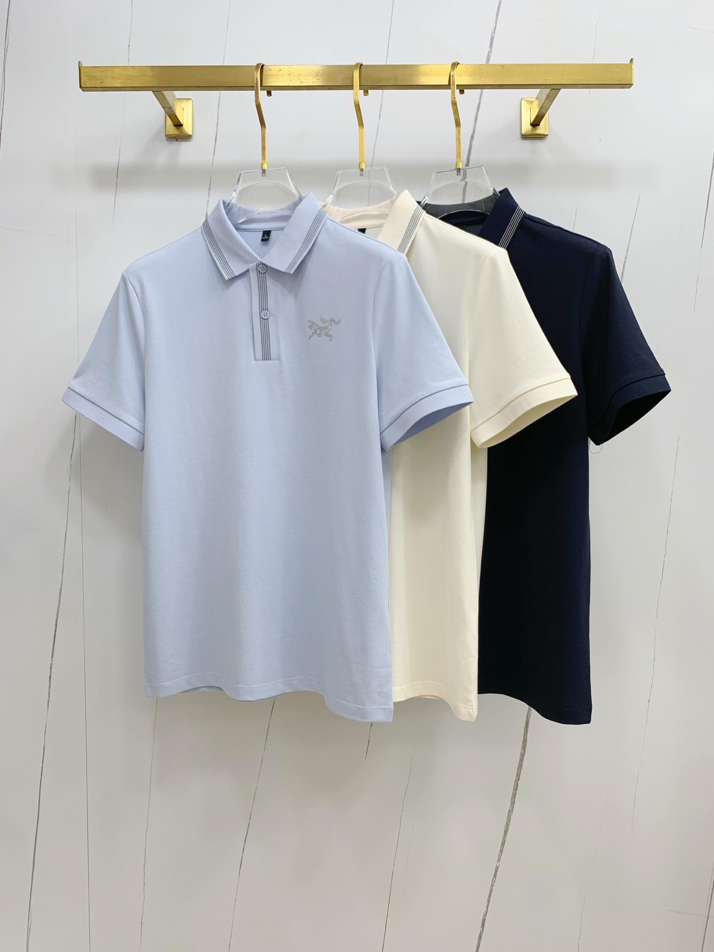 NO:455368,Archaeopteryx 25SS new spring and summer short-sleeved lapel T-shirt polo, the highest version is customized with high-end vermillion floor fabric simple and fashionable style, and the color-blocking thread is super beautiful!  Classic logo simple and elegant style!  Full of high-end feel, wearable in all seasons. Simple European style official website on sale codes M-3XL, arc'teryx, T-shirt, tees, t-shirt, alexander wang19860909始祖鸟25SS新款春夏短袖翻领T恤polo,最高版本客供定制高端朱地面料简单时尚款,拼色螺纹超级好看！经典logo简单大方的款式！满满的高级感,四季可穿.简欧风格官网在售码数M-3XL,arc'teryx,T-shirt,tees，t-shirt,alexander wang,Men's clothing