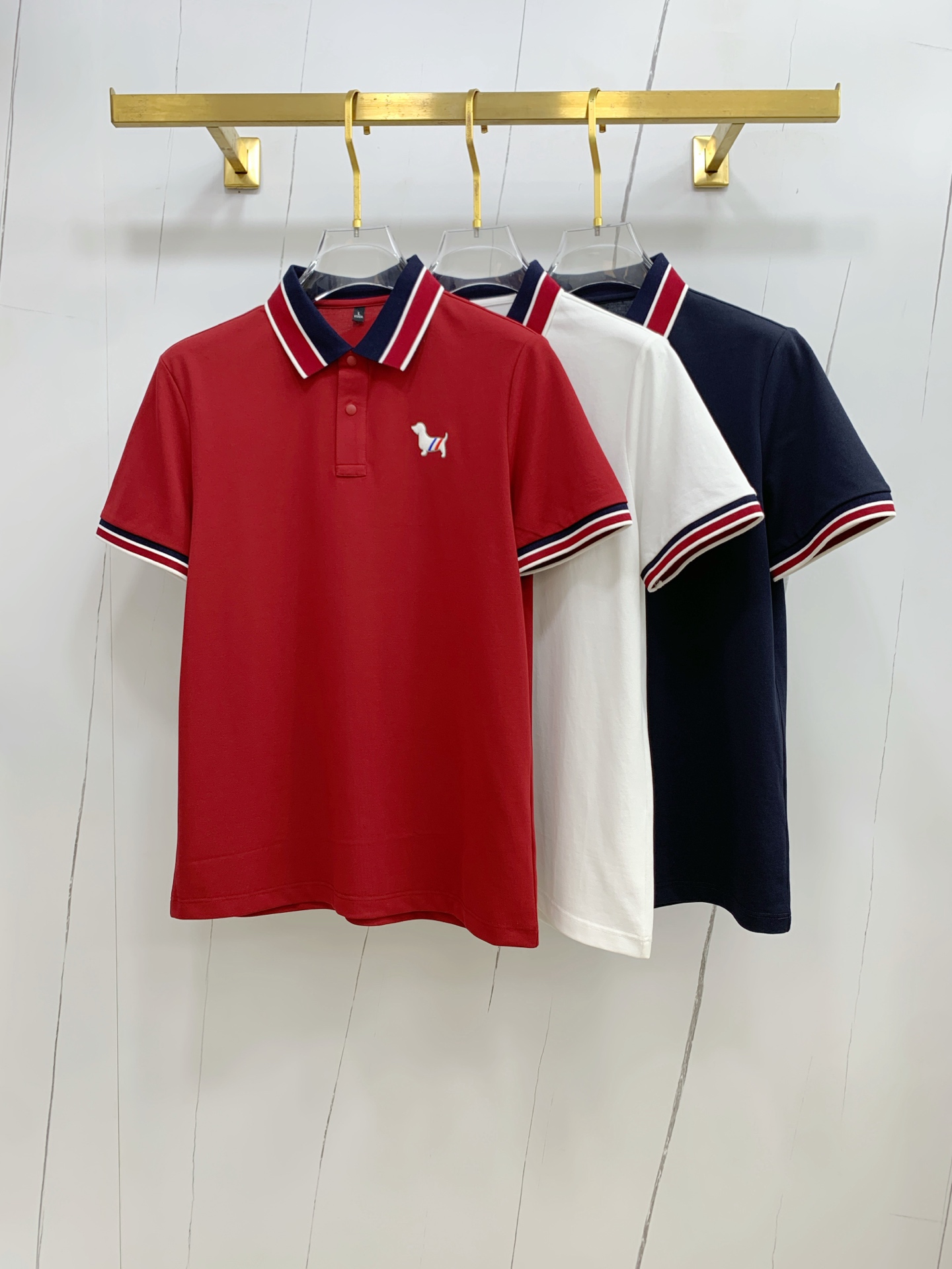 NO:455318,TB 25SS new spring and summer short-sleeved lapel T-shirt polo, the highest version is customized high-end vermill fabric simple and fashionable, and the color-blocking thread is super beautiful!  Classic logo simple and elegant style!  Full of high-end feel, wearable in all seasons. Simple European style official website on sale codes M-3XL, T-shirt,tees, t-shirt,alexander wang19860909TB 25SS新款春夏短袖翻领T恤polo,最高版本客供定制高端朱地面料简单时尚款,拼色螺纹超级好看！经典logo简单大方的款式！满满的高级感,四季可穿.简欧风格官网在售码数M-3XL,,T-shirt,tees，t-shirt,alexander wang,Men's clothing