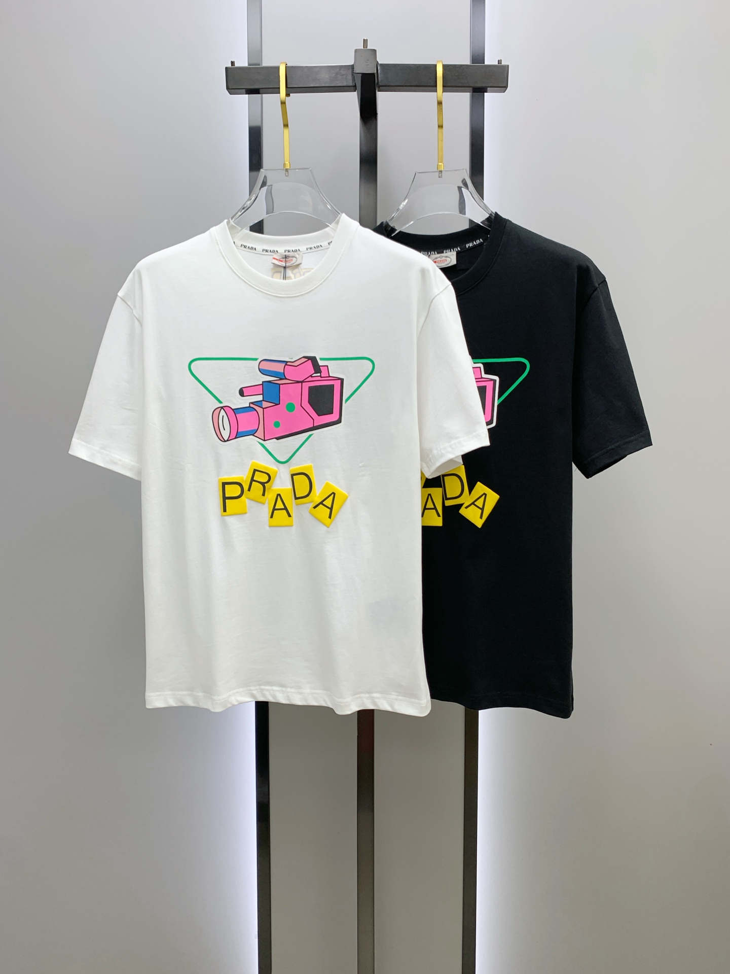 NO:454727,Prada's new short-sleeved T-shirt for summer 2025, the personalized art series exclusively launched on the entire network. The versatile details are perfectly processed and pure cotton fabric is very exquisite. Original fabric. The same high-quality and comfortable hand feels very fashionable and personalized. A super versatile and beautiful style for men and women. The same color is black and white. The number of numbers M-3XL, prada, T-shirt,tees, t-shirt,alexander wang19860909普拉达2025夏季新款短袖T恤,个性艺术系列全网独家首发 百搭款细节处理完美纯棉面料十分精致 原版面料 网红明星同款高版本 高品质手感非常舒服 时尚又个性 超级百搭好看的一款男女同款颜色黑、白 码数M-3XL,,prada,T-shirt,tees，t-shirt,alexander wang,Men's clothing