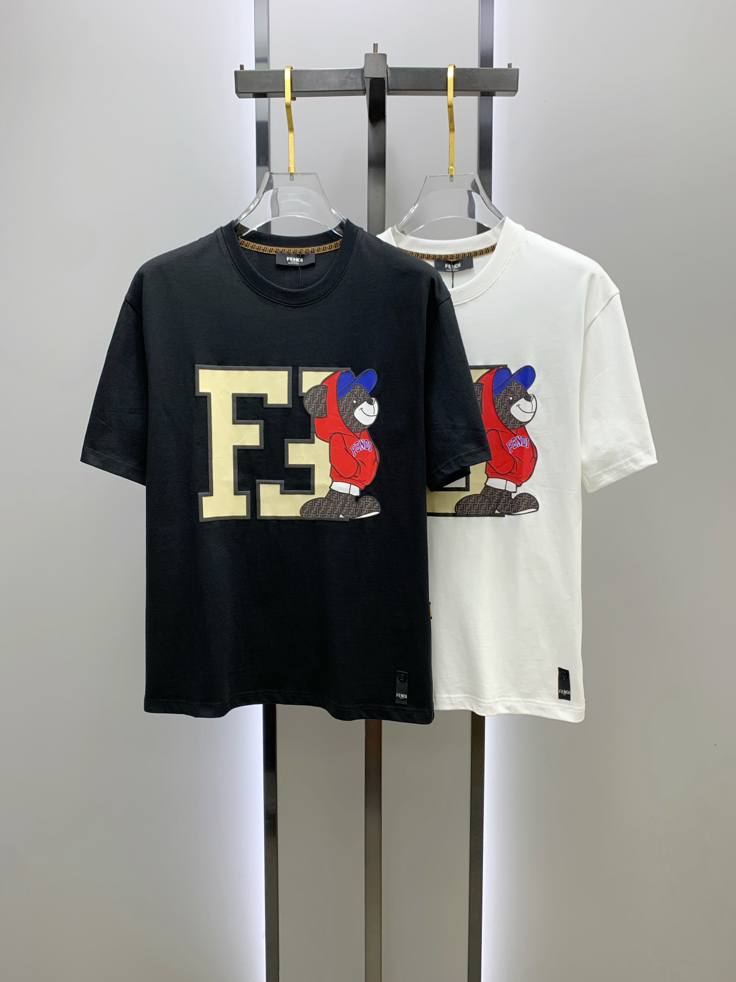 NO:454729,Fendi's new short-sleeved T-shirt in summer 2025, the personalized art series exclusively launched on the entire network. The versatile details are perfectly processed and pure cotton fabric is very exquisite. Original fabric. The same high-quality and comfortable hand feels very fashionable and personalized. A super versatile and beautiful style for men and women. The same color is black and white. M-3XL, fendi, T-shirt,tees, t-shirt,alexander wang19860909芬迪2025夏季新款短袖T恤,个性艺术系列全网独家首发 百搭款细节处理完美纯棉面料十分精致 原版面料 网红明星同款高版本 高品质手感非常舒服 时尚又个性 超级百搭好看的一款男女同款颜色黑、白 码数M-3XL,,fendi,T-shirt,tees，t-shirt,alexander wang,Men's clothing