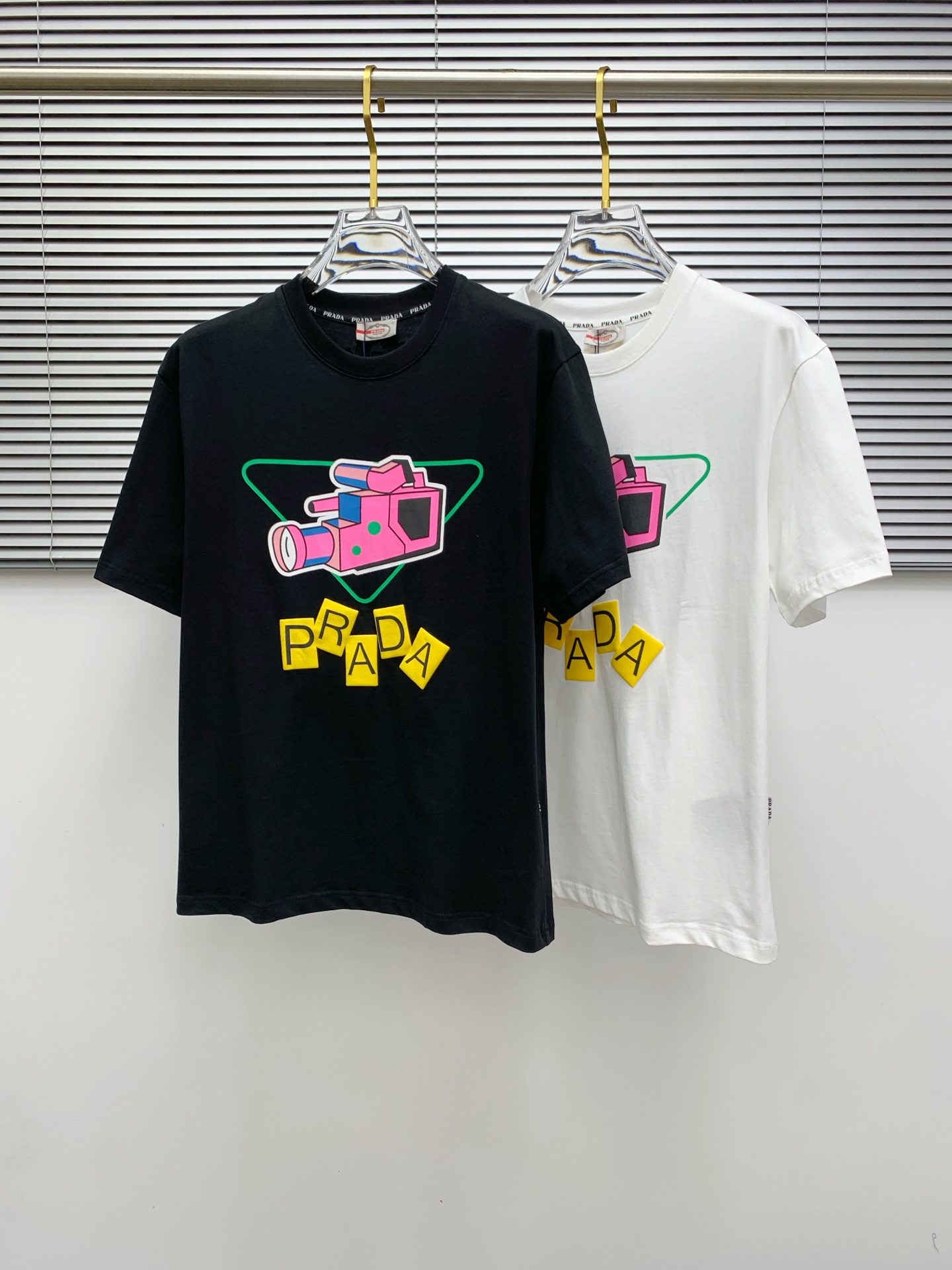 NO:423246,Prada's new short-sleeved T-shirt for summer 2025, the personalized art series exclusively launched on the entire network. The versatile details are perfectly processed and pure cotton fabric is very exquisite. Original fabric. The same high-quality and comfortable hand feels very fashionable and personalized. A super versatile and beautiful style for men and women. The same color is black and white. The number of numbers M-3XL, prada, T-shirt,tees, t-shirt,alexander wang19860909普拉达2025夏季新款短袖T恤,个性艺术系列全网独家首发 百搭款细节处理完美纯棉面料十分精致 原版面料 网红明星同款高版本 高品质手感非常舒服 时尚又个性 超级百搭好看的一款男女同款颜色黑、白 码数M-3XL,,prada,T-shirt,tees，t-shirt,alexander wang,Men's clothing