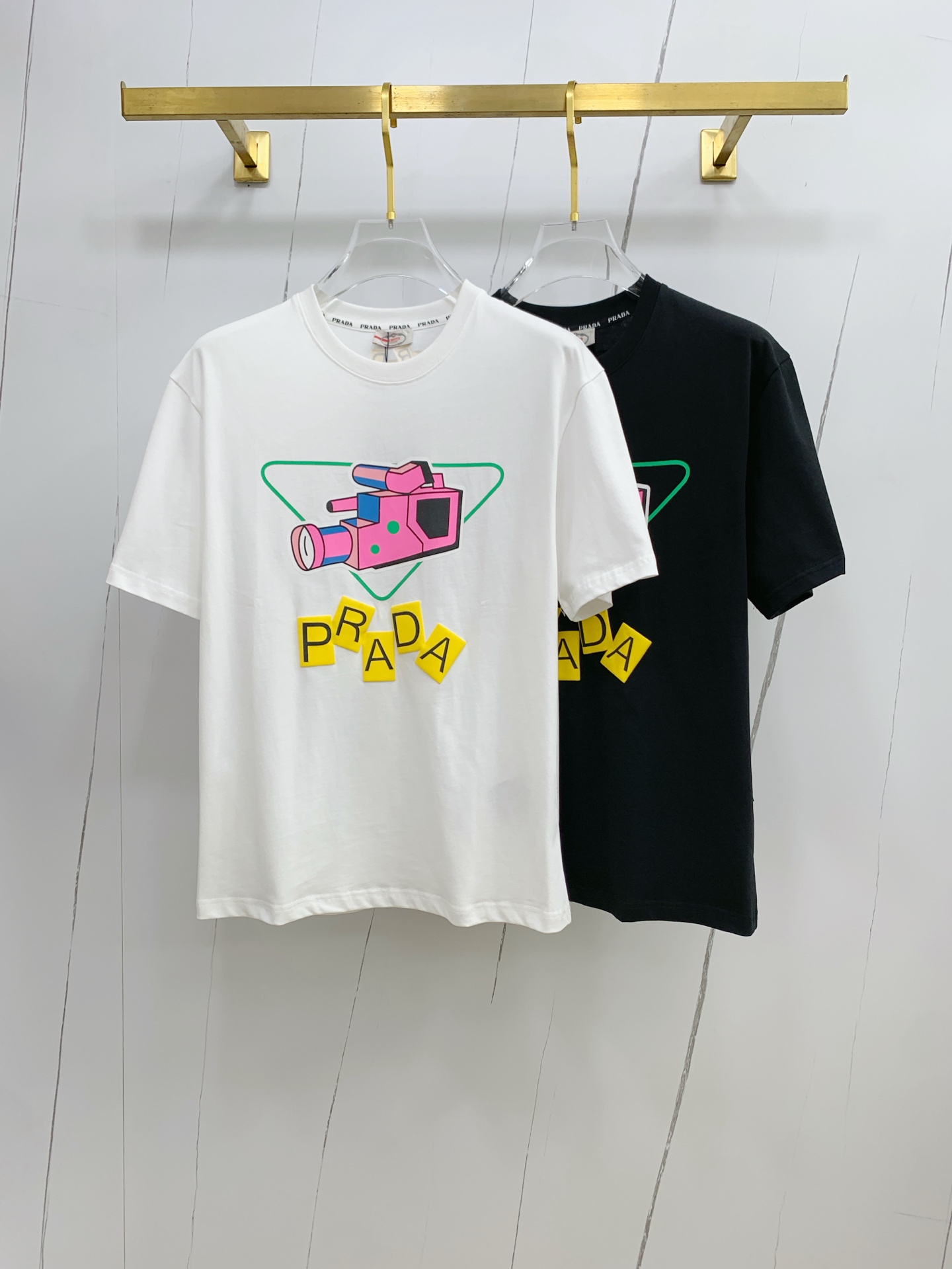 NO:439263,Prada's new short-sleeved T-shirt for summer 2025, the personalized art series exclusively launched on the entire network. The versatile details are perfectly processed and pure cotton fabric is very exquisite. Original fabric. The same high-quality and comfortable hand feels very fashionable and personalized. A super versatile and beautiful style for men and women. The same color is black and white. The number of numbers M-3XL, prada, T-shirt,tees, t-shirt,alexander wang19860909普拉达2025夏季新款短袖T恤,个性艺术系列全网独家首发 百搭款细节处理完美纯棉面料十分精致 原版面料 网红明星同款高版本 高品质手感非常舒服 时尚又个性 超级百搭好看的一款男女同款颜色黑、白 码数M-3XL,,prada,T-shirt,tees，t-shirt,alexander wang,Men's clothing