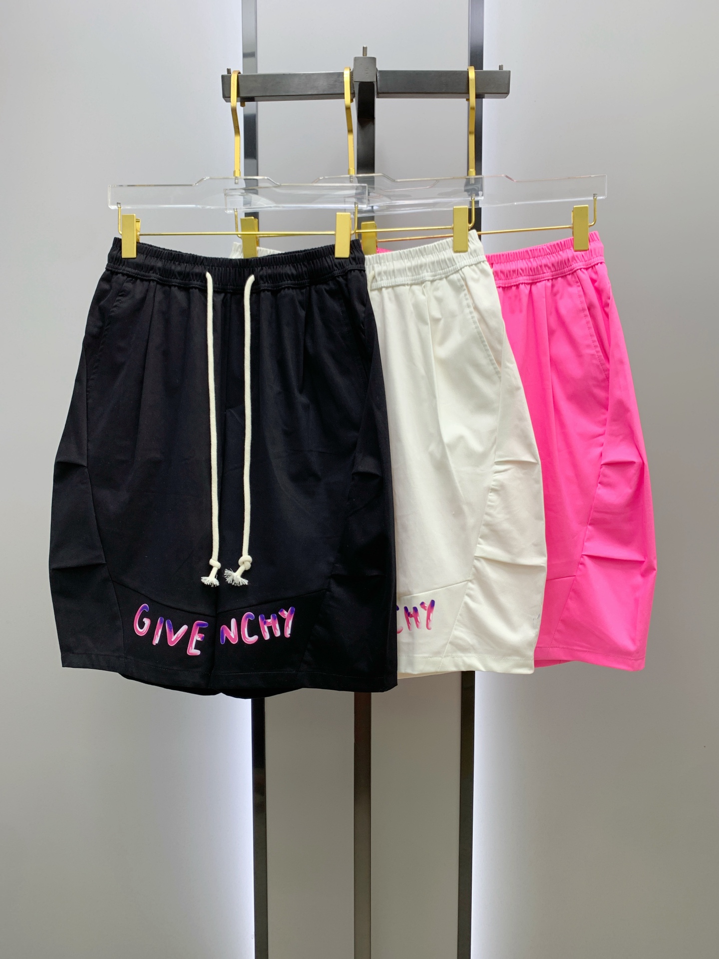 NO:438675,Givenchy's new spring and summer 2025 men's casual shorts, high-end products are simple, fashionable and generous, customized original imported fabrics, simple, neat and refreshing, quality workmanship details can withstand any form of inspection, simple, generous and versatile, elegant and handsome upper body, number M-3XL, givennchy, shorts, alexander wang19860909纪梵希2025春夏新款男士休闲短裤 高端货简洁时尚大方 定制原版进口面料 简洁利落又清爽 品质做工细节经得起任何形式检验简约大方百搭款 上身优雅帅气,码数M-3XL,,givenchy,shorts,alexander wang,Men's clothing