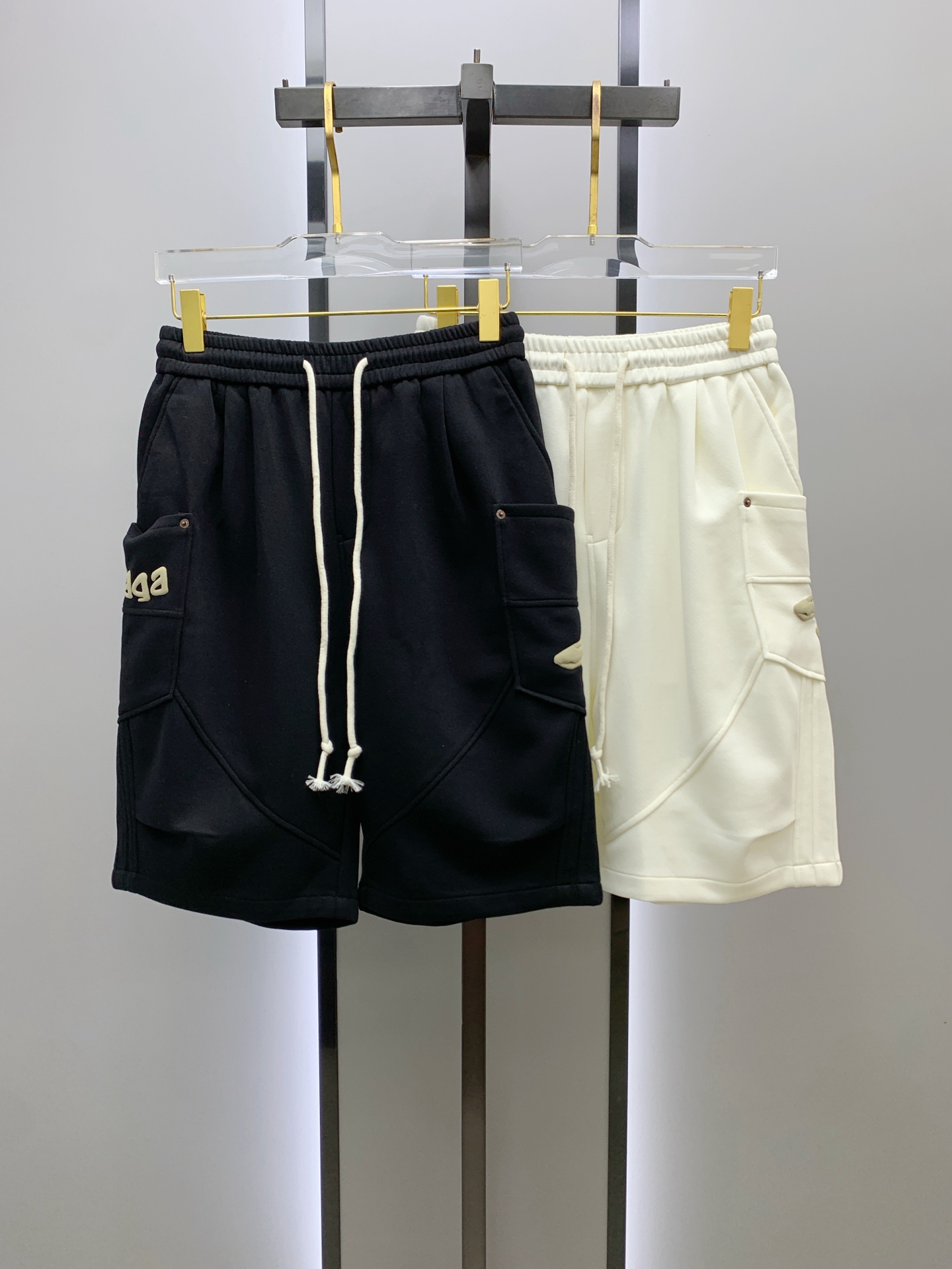 NO:438681,Balenciaga 2025 spring and summer new men's casual shorts, high-end goods are simple, fashionable and generous, customized original imported fabrics, simple, neat and refreshing, quality workmanship details can withstand any form of inspection, simple, generous and versatile, elegant and handsome upper body, size M-3XL,,balenciaga, shorts, alexander wang19860909巴黎世家2025春夏新款男士休闲短裤 高端货简洁时尚大方 定制原版进口面料 简洁利落又清爽 品质做工细节经得起任何形式检验简约大方百搭款 上身优雅帅气,码数M-3XL,,balenciaga,shorts,alexander wang,Men's clothing