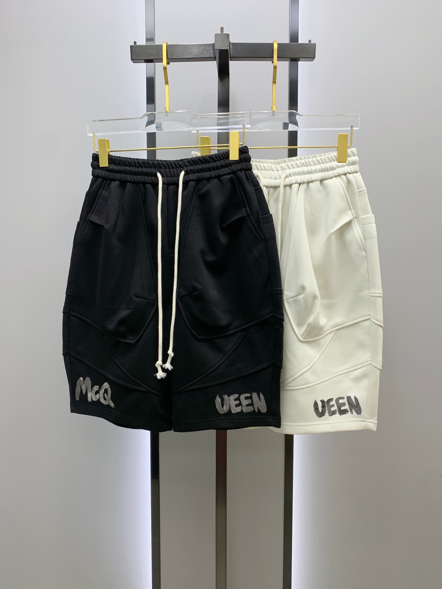 NO:438689,McQueen 2025 spring and summer new men's casual shorts high-end products are simple, fashionable and generous. Customized original imported fabrics are simple, neat and refreshing. Quality workmanship details can withstand any form of inspection. Simple, elegant and versatile style. The upper body is elegant and handsome, with M-3XL, alexander mcqueen, shorts, alexander wang19860909麦昆2025春夏新款男士休闲短裤 高端货简洁时尚大方 定制原版进口面料 简洁利落又清爽 品质做工细节经得起任何形式检验简约大方百搭款 上身优雅帅气,码数M-3XL,,alexander mcqueen,shorts,alexander wang,Men's clothing