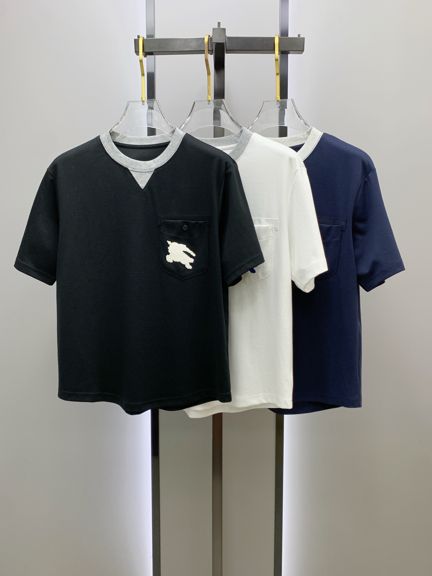 NO:438699,Burberry 2025ss new classic round neck short sleeves, fashionable and versatile classic elements create exquisite craftsmanship counter fabrics, top-level elements are fusion, classic short sleeves 3 standards are complete, trendy men's fashion, whether it is the comfort of the upper body or it is an incomparable existence, a must-have for male gods. Code number M-2XL, burberry, T-shirt, alexander wang19860909巴宝莉2025ss新款经典圆领短袖,时尚百搭经典元素打造精致工艺专柜面料,顶级元素融合打造,经典短袖3标齐全,潮男时尚,无论是上身舒适度还是都是无可比拟的存在,男神必备.码数M-2XL,,burberry,T-shirt,alexander wang,Men's clothing