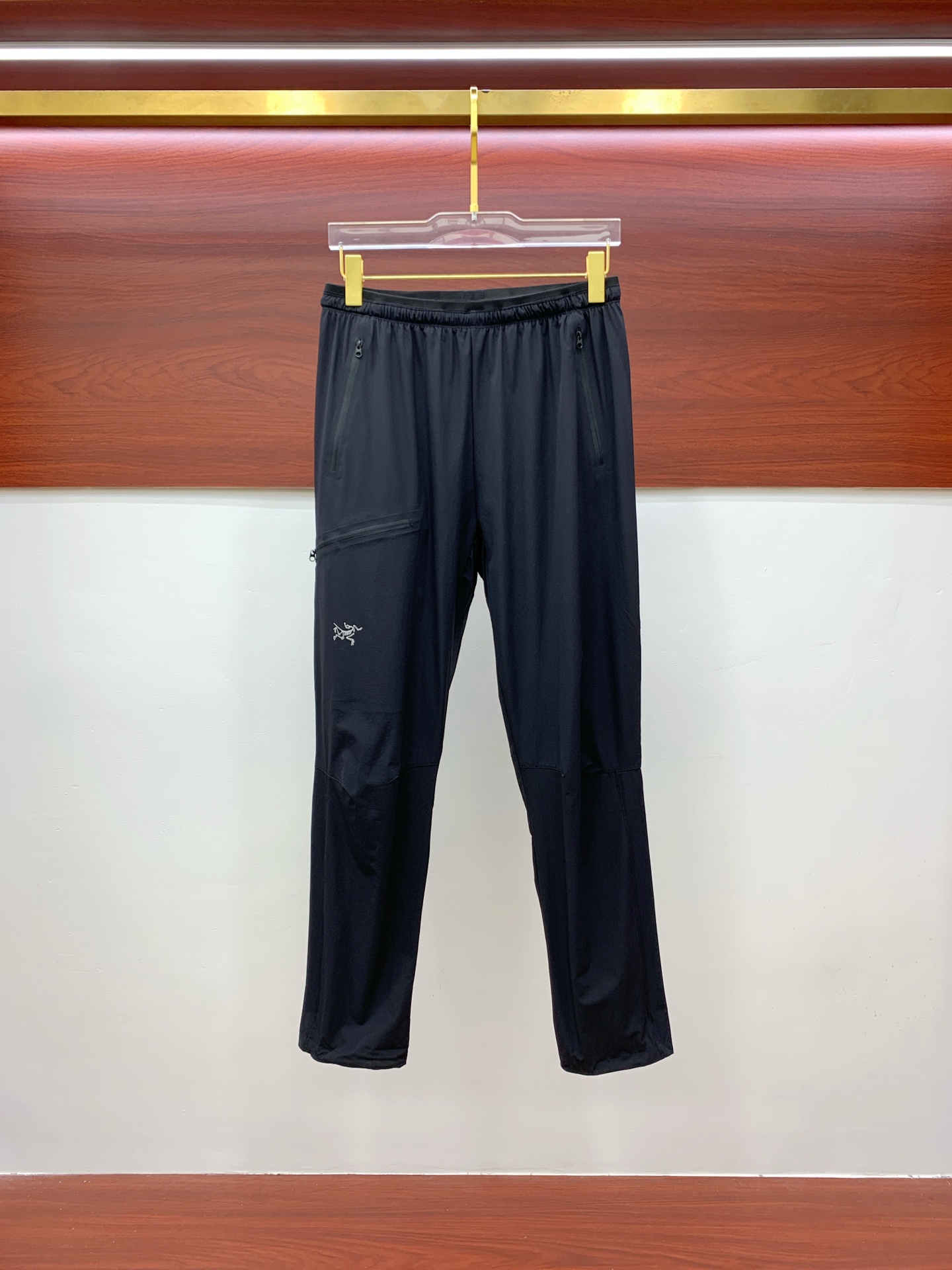 NO:515441,Archaeoptera bird spring and summer 25ss casual pants gold dial appears again, the original customized high-quality fashionable casual pants are super versatile. Exclusive custom fabric, quite wide and stylish, close and comfortable. The latest hardware and accessories of the original custom counter. Super beautiful style, the upper body makes the legs look slender, the inner and the line is impeccable. You can attend any occasion. Once again, the fabric is very, very classy! Code number M-4XL,arc'teryx,alexander wang19860909始祖鸟春夏25ss休闲裤金典再次出现,原单订制高品质时尚休闲裤.超级百搭款.独家定制面料,挺阔有型,贴身舒适.原版定制专柜最新五金辅料.超靓版型、上身显腿修长,內里,走线都无可挑剔,任何场合都可出席,再次强调面料非常非常显档次！码数 M-4XL,arc'teryx,alexander wang,Men's clothing