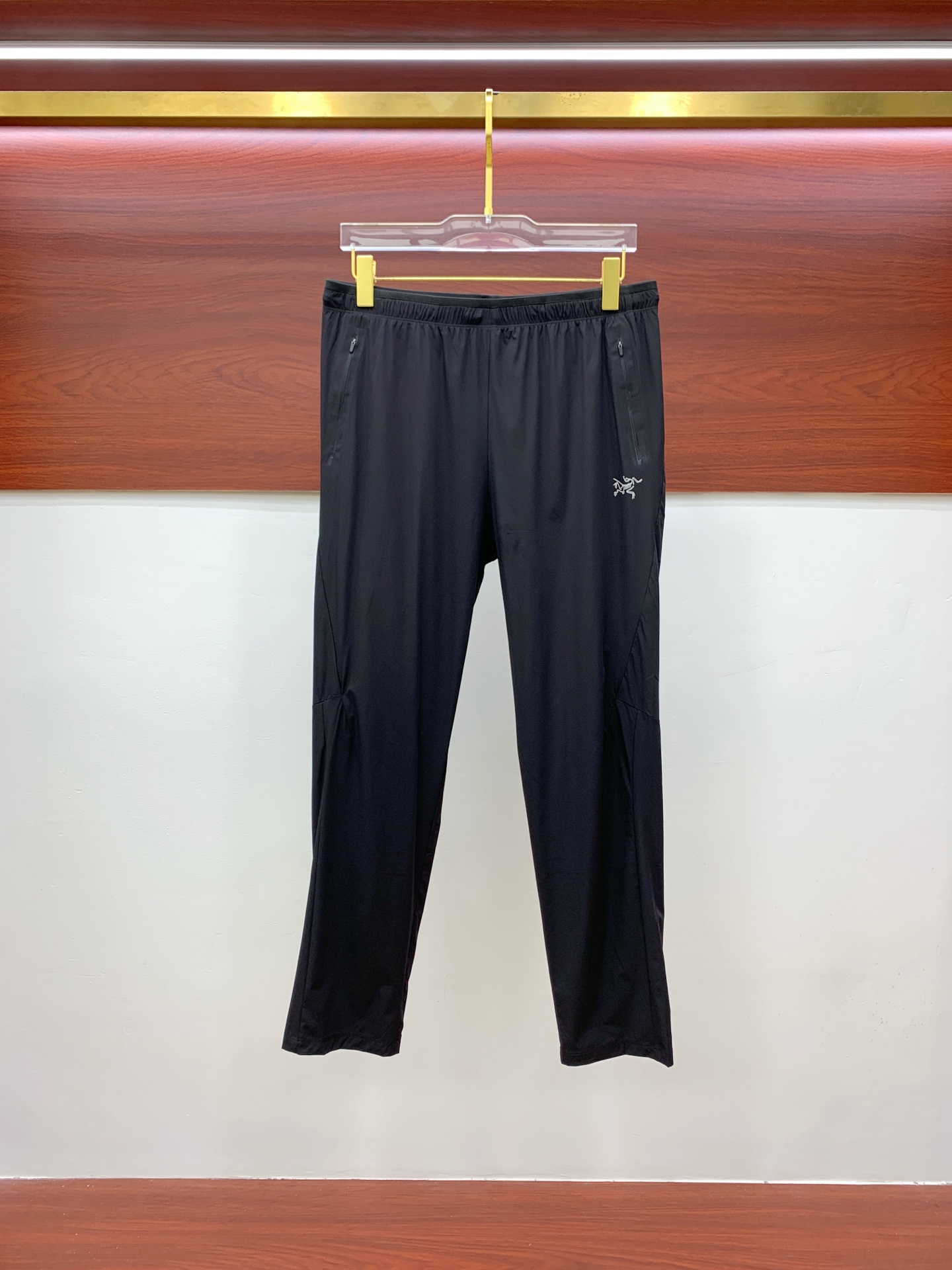 NO:515443,Archaeoptera bird spring and summer 25ss casual pants gold dial appears again, the original customized high-quality fashionable casual pants are super versatile. Exclusive custom fabric, quite wide and stylish, close and comfortable. The latest hardware and accessories of the original custom counter. Super beautiful style, the upper body makes the legs look slender, the inner and the line is impeccable. You can attend any occasion. Once again, the fabric is very, very classy! Code number M-3XL,arc'teryx,alexander wang19860909始祖鸟春夏25ss休闲裤金典再次出现,原单订制高品质时尚休闲裤.超级百搭款.独家定制面料,挺阔有型,贴身舒适.原版定制专柜最新五金辅料.超靓版型、上身显腿修长,內里,走线都无可挑剔,任何场合都可出席,再次强调面料非常非常显档次！码数 M-3XL,arc'teryx,alexander wang,Men's clothing