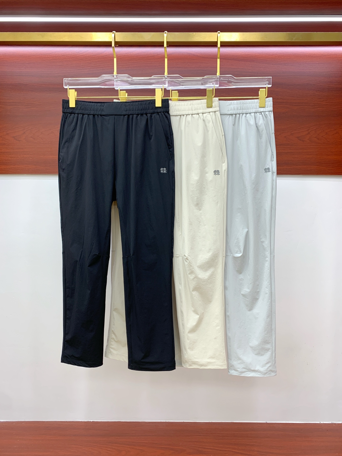 NO:515447,The Clone Spring and Summer 25ss casual pants Golden Dian has appeared again, the original customized high-quality fashionable casual pants. Super versatile style. Exclusive customized fabric, which is quite wide and stylish, and is comfortable to fit. The latest hardware and accessories of the original custom counter. Super beautiful style, the upper body makes the legs look slender, the inner and the wiring are impeccable. You can attend any occasion. Once again, it is emphasized that the fabric is very, very classy! Code number M-3XL, alexander wang19860909克隆春夏25ss休闲裤金典再次出现,原单订制高品质时尚休闲裤.超级百搭款.独家定制面料,挺阔有型,贴身舒适.原版定制专柜最新五金辅料.超靓版型、上身显腿修长,內里,走线都无可挑剔,任何场合都可出席,再次强调面料非常非常显档次！码数 M-3XL,,alexander wang,Men's clothing