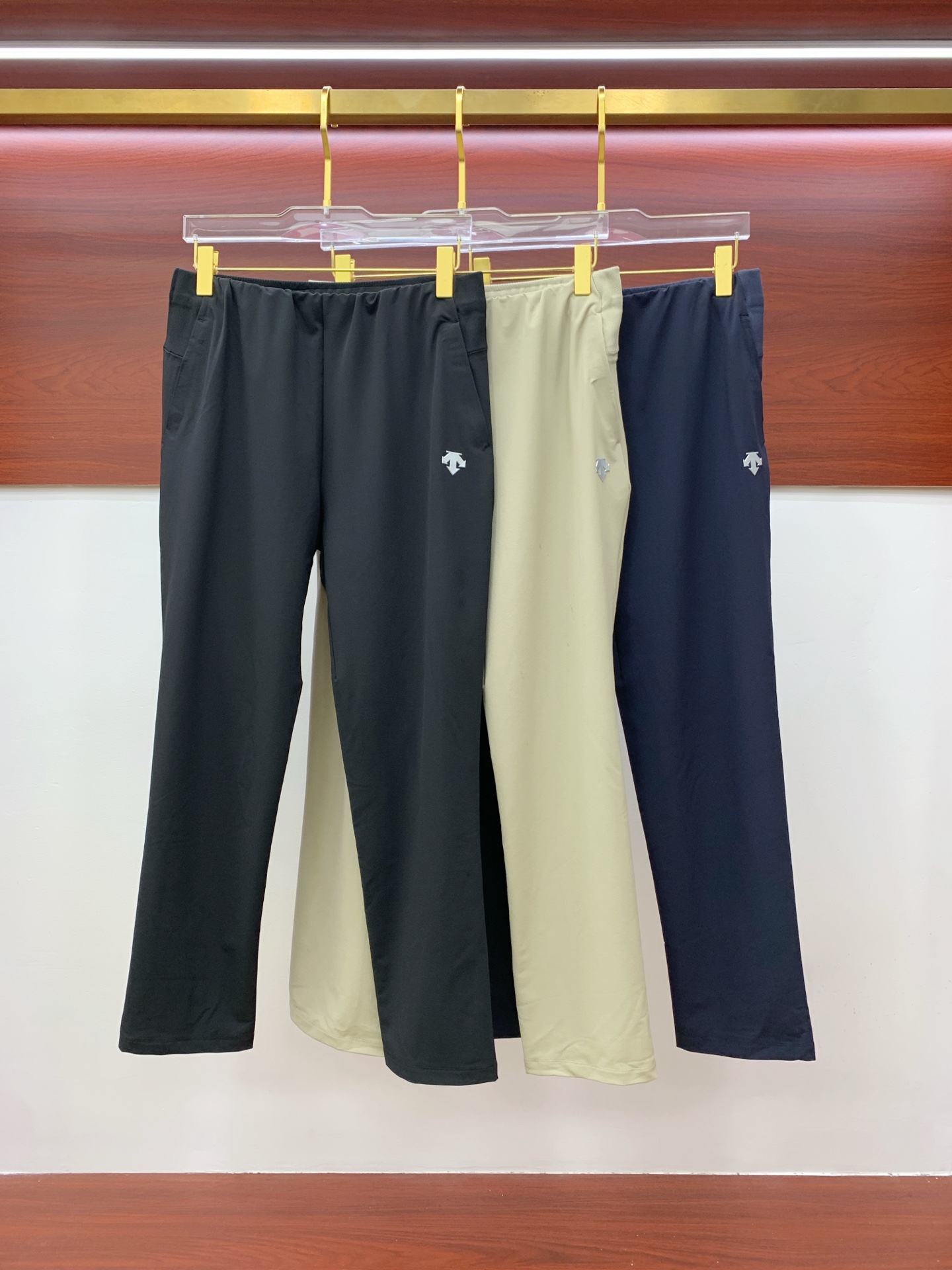 NO:515445,The Golden Dian DiSant Spring and Summer 25ss casual pants in the Golden Dian are reappearing, the original customized high-quality fashionable casual pants are super versatile. Exclusive custom fabric, quite wide and stylish, close and comfortable. The latest hardware and accessories of the original custom counter. Super beautiful style, the upper body makes the legs look slender, the inner and the wiring are impeccable. You can attend any occasion. Once again, it is emphasized that the fabric is very, very classy! Code number M-3XL, alexander wang19860909迪桑特春夏25ss休闲裤金典再次出现,原单订制高品质时尚休闲裤.超级百搭款.独家定制面料,挺阔有型,贴身舒适.原版定制专柜最新五金辅料.超靓版型、上身显腿修长,內里,走线都无可挑剔,任何场合都可出席,再次强调面料非常非常显档次！码数 M-3XL,,alexander wang,Men's clothing