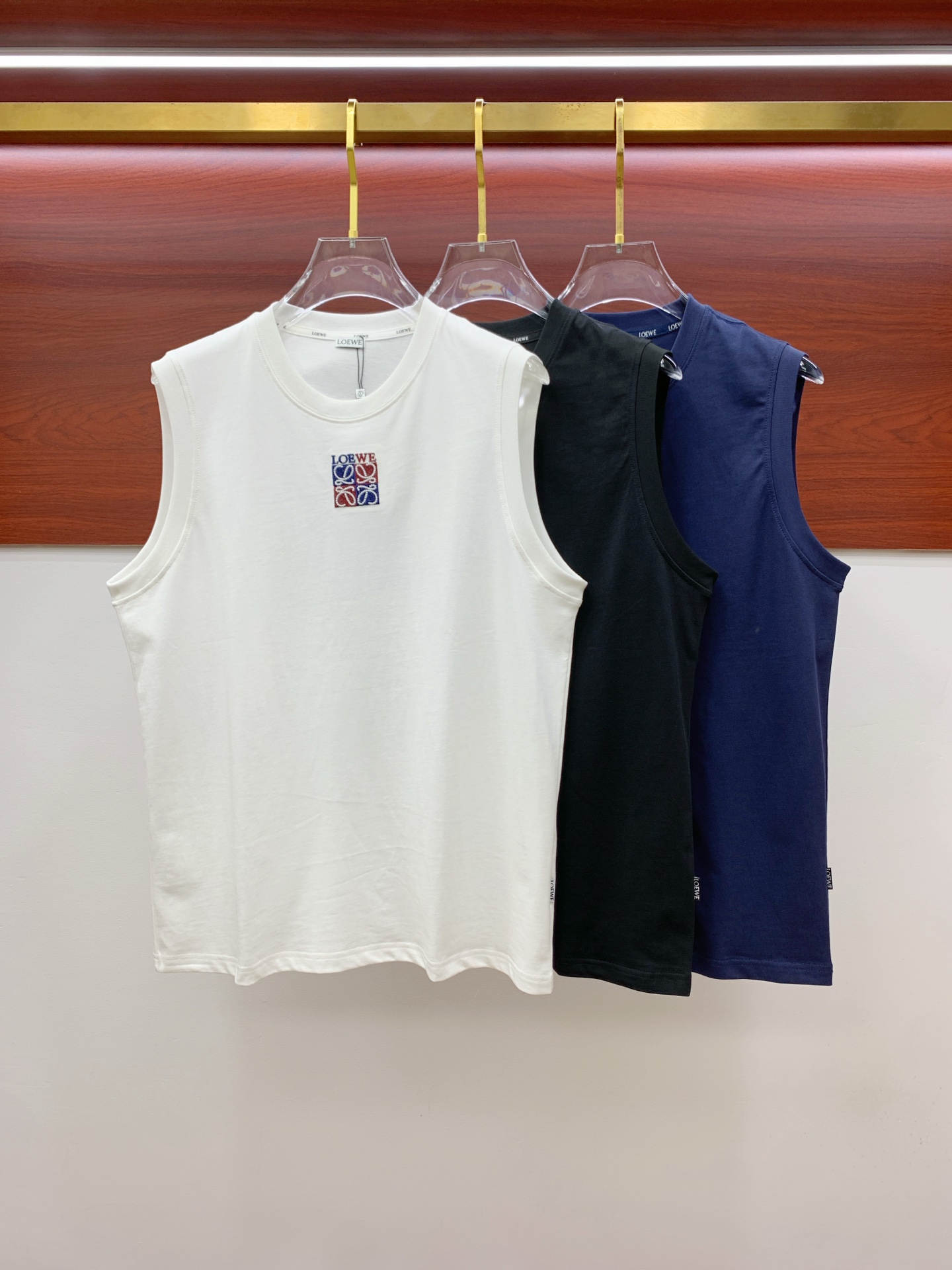 NO:451917,Luo Yiwei 25ss new vest, neckline and cuff reinforced threads are not easy to deform, neckline wrap threads, neck foot logo logo side wheat!  The fabric is washed and has a comfortable feel, skin-friendly and breathable without pilling!  Same model for men and women Size M-3XL, loewe, alexander wang19860909罗意威25ss新款背心 领口和袖口增强螺纹不易变形 领口包条螺纹、领脚标识logo侧麦！面料经洗水处理,手感舒适,亲肤透气不起球！男女同款 尺码M-3XL,,loewe,alexander wang,Men's clothing