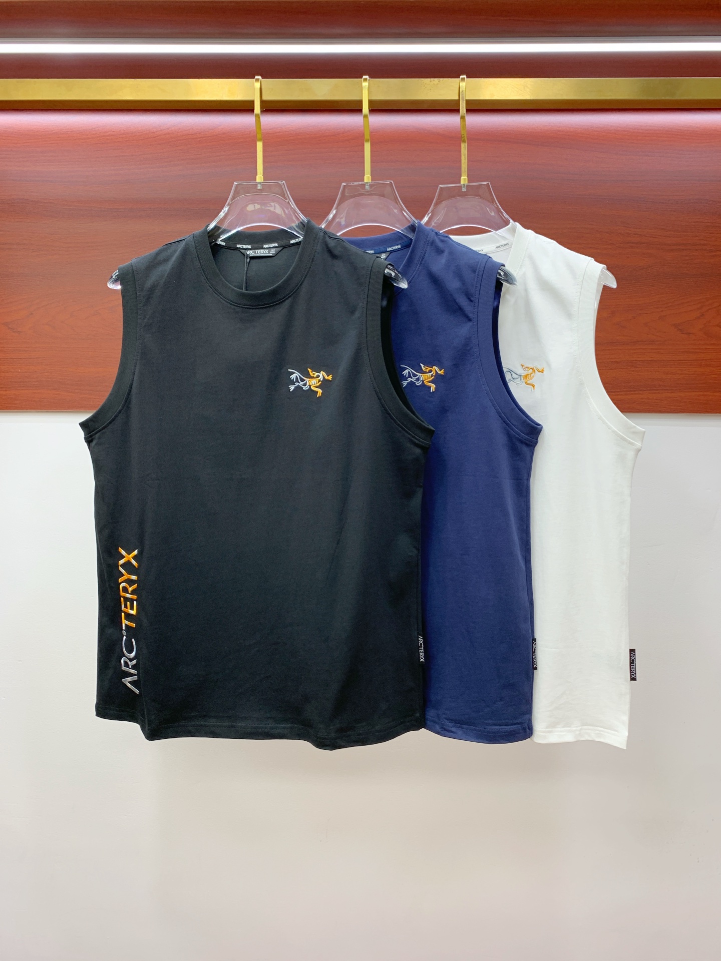 NO:451934,Archaeoptera bird 25ss new vest, neckline and cuff reinforced threads are not easy to deform, neckline wrap threads, neck foot logo logo side wheat!  The fabric is washed and has a comfortable feel, skin-friendly and breathable without pilling!  Same model for men and women Size M-3XL, arc'teryx,alexander wang19860909始祖鸟25ss新款背心 领口和袖口增强螺纹不易变形 领口包条螺纹、领脚标识logo侧麦！面料经洗水处理,手感舒适,亲肤透气不起球！男女同款 尺码M-3XL,arc'teryx,alexander wang,Men's clothing