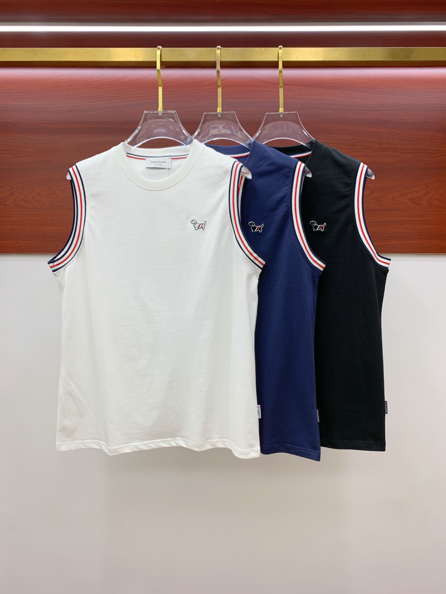 NO:451939,TB25ss new vest, neckline and cuff reinforced threads are not easy to deform, neckline wrap threads, neck foot logo logo side wheat!  The fabric is washed and has a comfortable feel, skin-friendly and breathable without pilling!  Same model for men and women Size M-3XL, alexander wang19860909TB25ss新款背心 领口和袖口增强螺纹不易变形 领口包条螺纹、领脚标识logo侧麦！面料经洗水处理,手感舒适,亲肤透气不起球！男女同款 尺码M-3XL,,alexander wang,Men's clothing