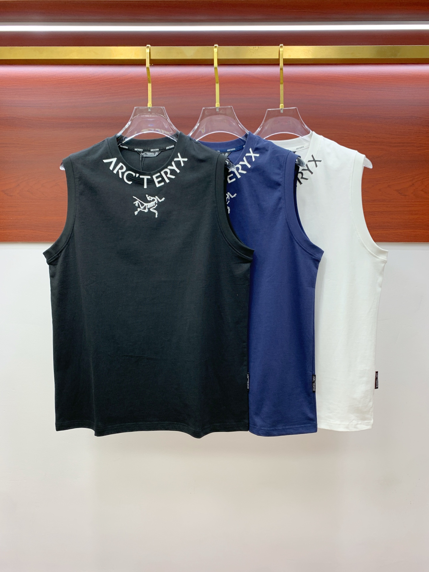 NO:451944,Archaeoptera bird 25ss new vest, neckline and cuff reinforced threads are not easy to deform, neckline wrap threads, neck foot logo logo side wheat!  The fabric is washed and has a comfortable feel, skin-friendly and breathable without pilling!  Same model for men and women Size M-3XL, arc'teryx,alexander wang19860909始祖鸟25ss新款背心 领口和袖口增强螺纹不易变形 领口包条螺纹、领脚标识logo侧麦！面料经洗水处理,手感舒适,亲肤透气不起球！男女同款 尺码M-3XL,arc'teryx,alexander wang,Men's clothing