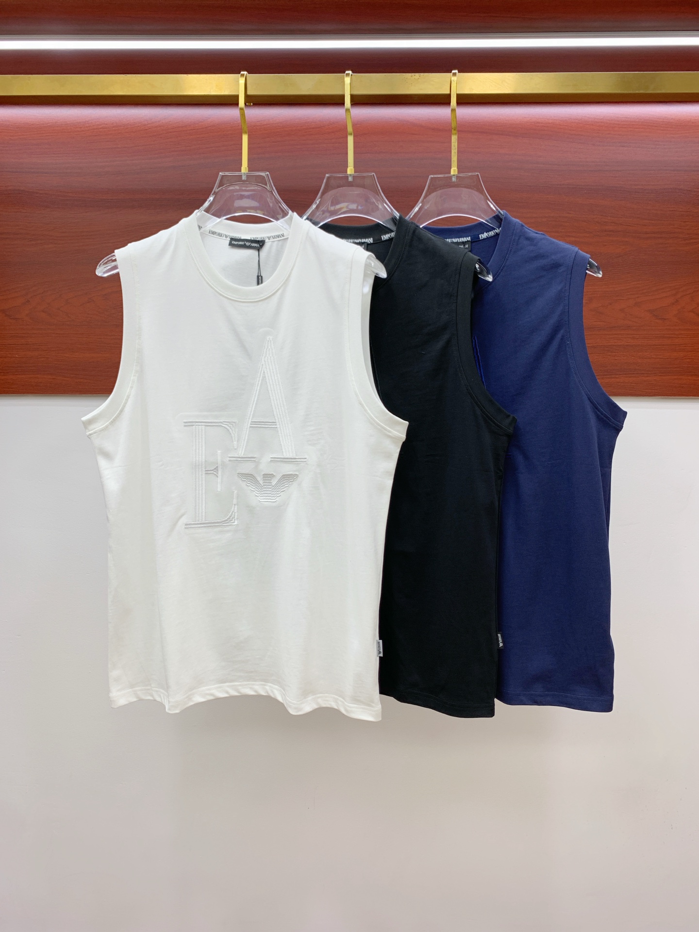 NO:451945,Armani 25ss new vest, neckline and cuff reinforced threads are not easy to deform, neckline wrap threads, neck foot logo logo side wheat!  The fabric is washed and has a comfortable feel, skin-friendly and breathable without pilling!  Same model for men and women Size M-3XL, Armani,alexander wang19860909阿玛尼25ss新款背心 领口和袖口增强螺纹不易变形 领口包条螺纹、领脚标识logo侧麦！面料经洗水处理,手感舒适,亲肤透气不起球！男女同款 尺码M-3XL,,armani,alexander wang,Men's clothing