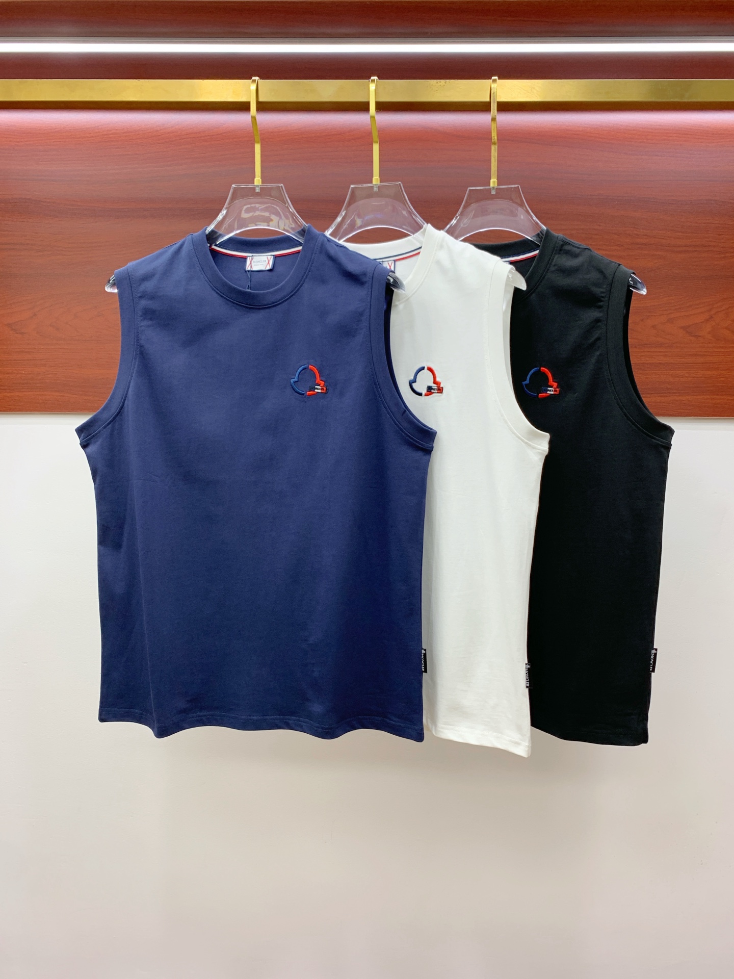 NO:451940,The new vest with 25ss cover, the neckline and cuffs reinforced threads are not easy to deform. The neckline cover threads and neck foot logo logo side wheat!  The fabric is washed and has a comfortable feel, skin-friendly and breathable without pilling!  Same model for men and women Size M-3XL, Moncler, alexander wang19860909蒙口25ss新款背心 领口和袖口增强螺纹不易变形 领口包条螺纹、领脚标识logo侧麦！面料经洗水处理,手感舒适,亲肤透气不起球！男女同款 尺码M-3XL,,Moncler,alexander wang,Men's clothing