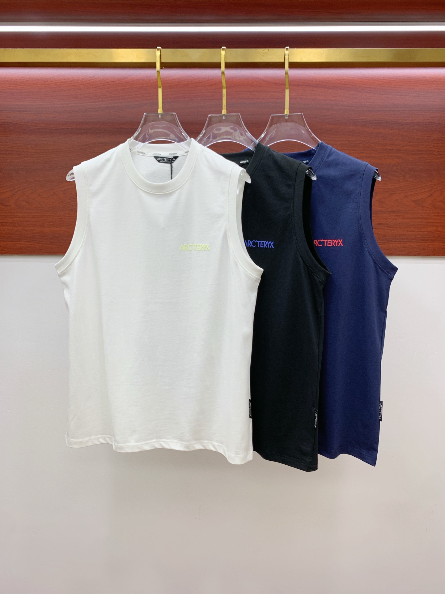 NO:451935,Archaeoptera bird 25ss new vest, neckline and cuff reinforced threads are not easy to deform, neckline wrap threads, neck foot logo logo side wheat!  The fabric is washed and has a comfortable feel, skin-friendly and breathable without pilling!  Same model for men and women Size M-3XL, arc'teryx,alexander wang19860909始祖鸟25ss新款背心 领口和袖口增强螺纹不易变形 领口包条螺纹、领脚标识logo侧麦！面料经洗水处理,手感舒适,亲肤透气不起球！男女同款 尺码M-3XL,arc'teryx,alexander wang,Men's clothing