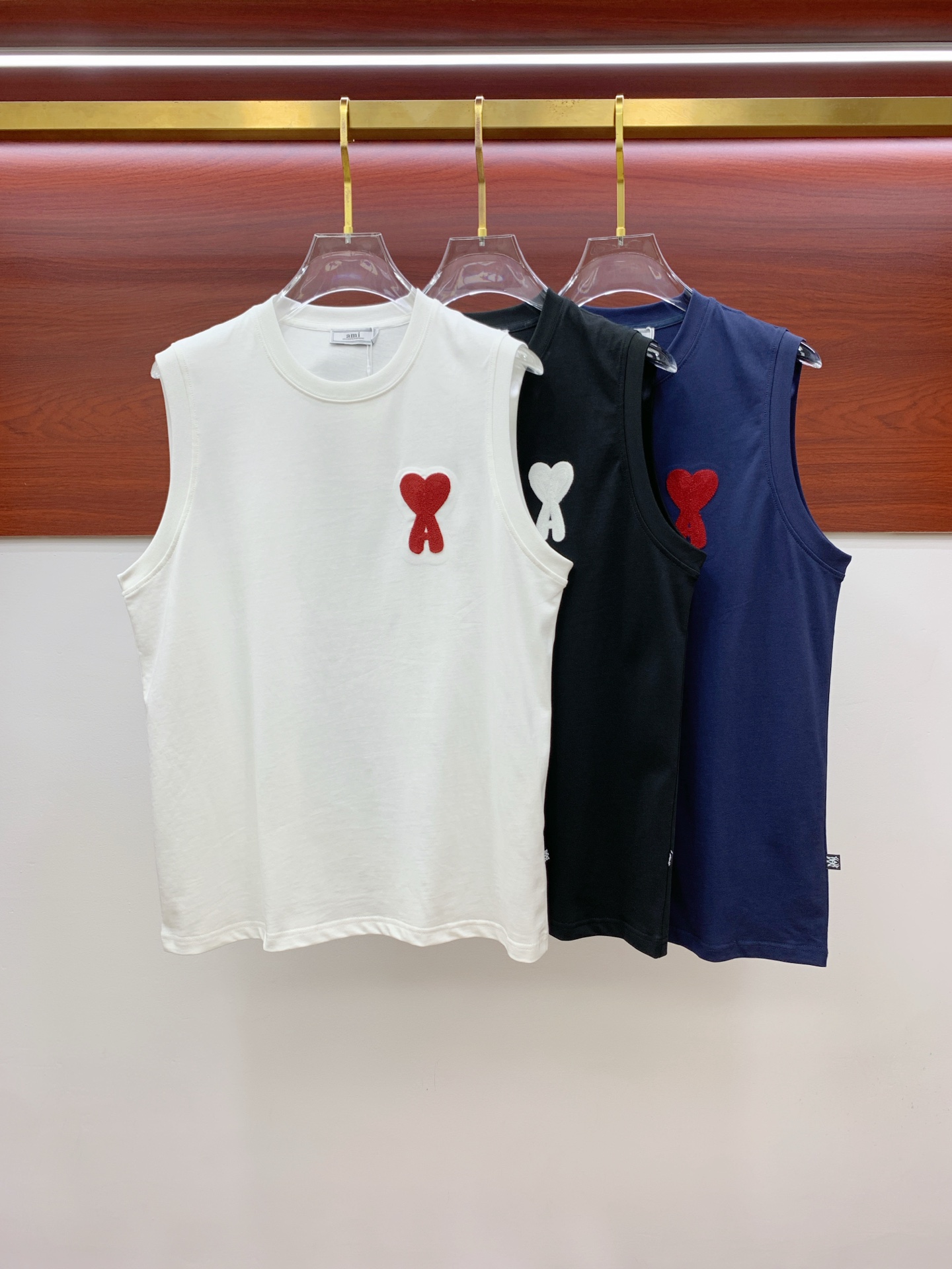 NO:451983,Love 25ss new vest, neckline and cuff reinforced threads are not easy to deform, neckline wrap threads, neck foot logo logo side wheat!  The fabric is washed and has a comfortable feel, skin-friendly and breathable without pilling!  Same model for men and women Size M-3XL, alexander wang19860909爱心25ss新款背心 领口和袖口增强螺纹不易变形 领口包条螺纹、领脚标识logo侧麦！面料经洗水处理,手感舒适,亲肤透气不起球！男女同款 尺码M-3XL,,alexander wang,Men's clothing