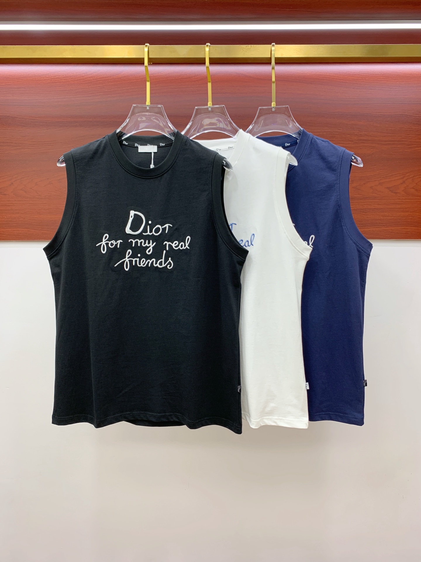 NO:451977,Dior 25ss new vest, neckline and cuff reinforced threads are not easy to deform, neckline wrap threads, neck foot logo logo side wheat!  The fabric is washed and has a comfortable feel, skin-friendly and breathable without pilling!  Same model for men and women Size M-3XL, Dior, alexander wang19860909迪奥25ss新款背心 领口和袖口增强螺纹不易变形 领口包条螺纹、领脚标识logo侧麦！面料经洗水处理,手感舒适,亲肤透气不起球！男女同款 尺码M-3XL,,dior,alexander wang,Men's clothing