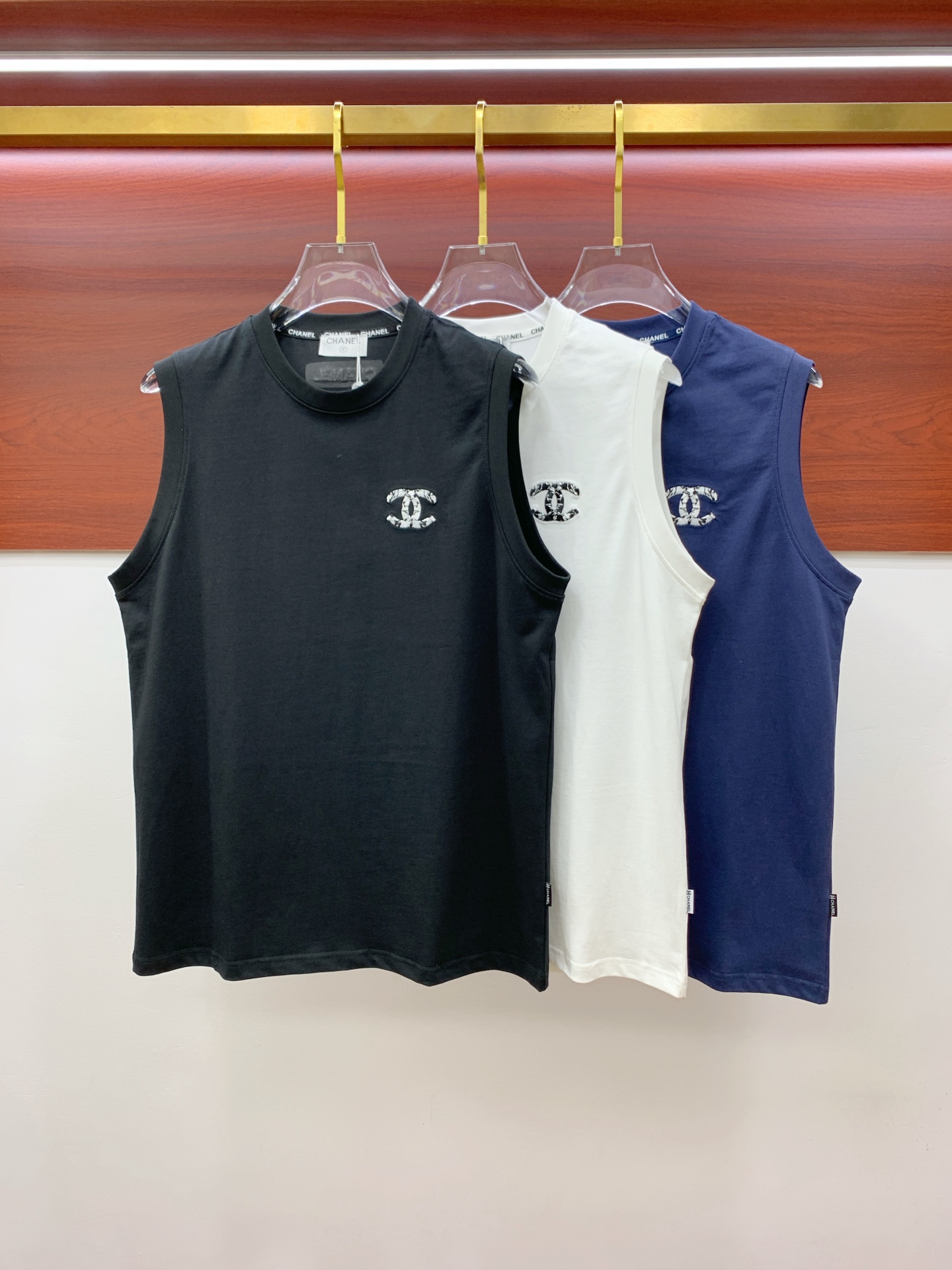 NO:451971,Chanel 25ss new vest, neckline and cuff reinforced threads are not easy to deform, neckline wrap threads, neck foot logo logo side wheat!  The fabric is washed and has a comfortable feel, skin-friendly and breathable without pilling!  Same model for men and women Size M-3XL, Chanel, alexander wang19860909香奈儿25ss新款背心 领口和袖口增强螺纹不易变形 领口包条螺纹、领脚标识logo侧麦！面料经洗水处理,手感舒适,亲肤透气不起球！男女同款 尺码M-3XL,,chanel,alexander wang,Men's clothing