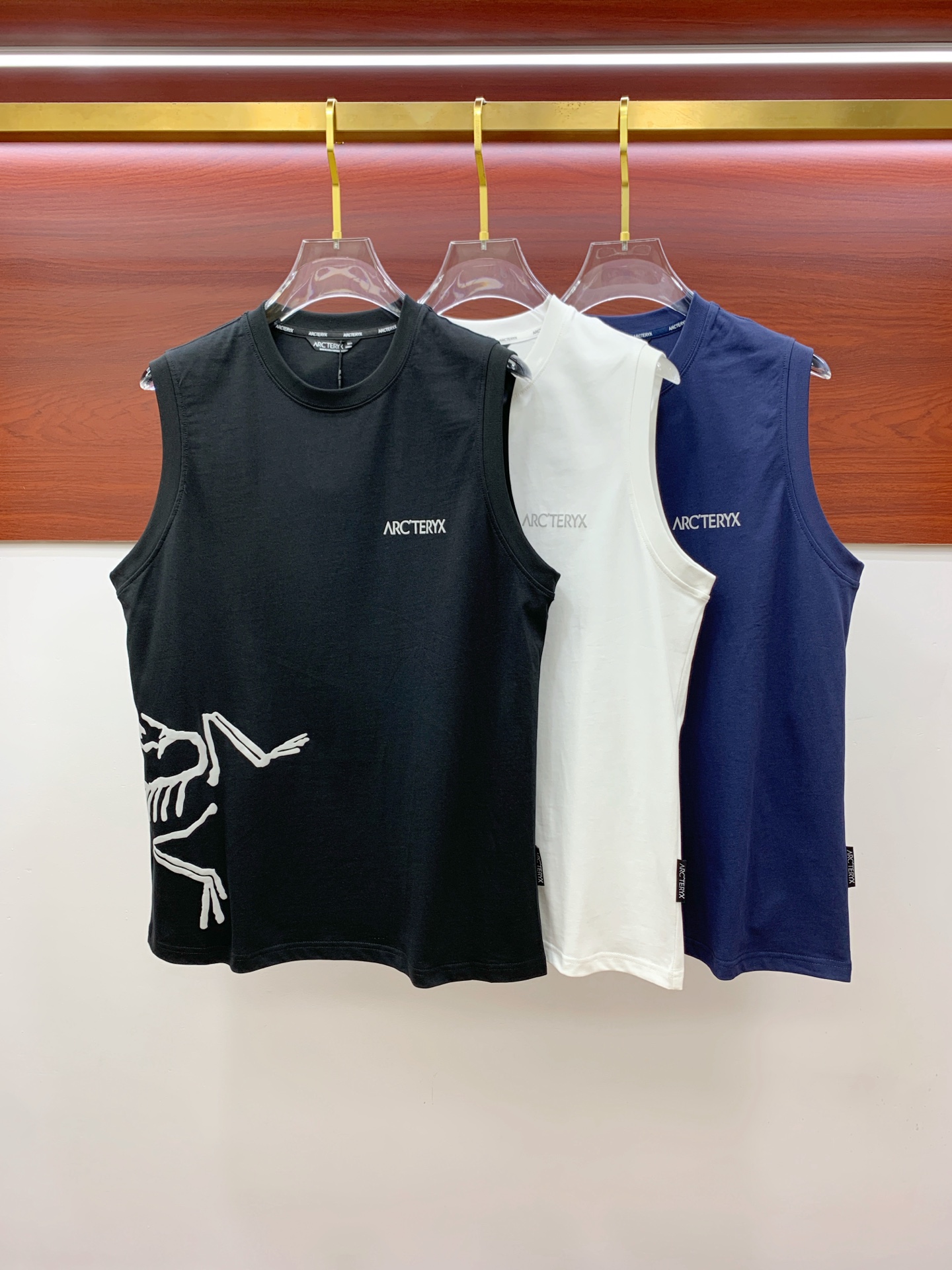 NO:451965,Archaeoptera bird 25ss new vest, neckline and cuff reinforced threads are not easy to deform, neckline wrap threads, neck foot logo logo side wheat!  The fabric is washed and has a comfortable feel, skin-friendly and breathable without pilling!  Same model for men and women Size M-3XL, arc'teryx,alexander wang19860909始祖鸟25ss新款背心 领口和袖口增强螺纹不易变形 领口包条螺纹、领脚标识logo侧麦！面料经洗水处理,手感舒适,亲肤透气不起球！男女同款 尺码M-3XL,arc'teryx,alexander wang,Men's clothing