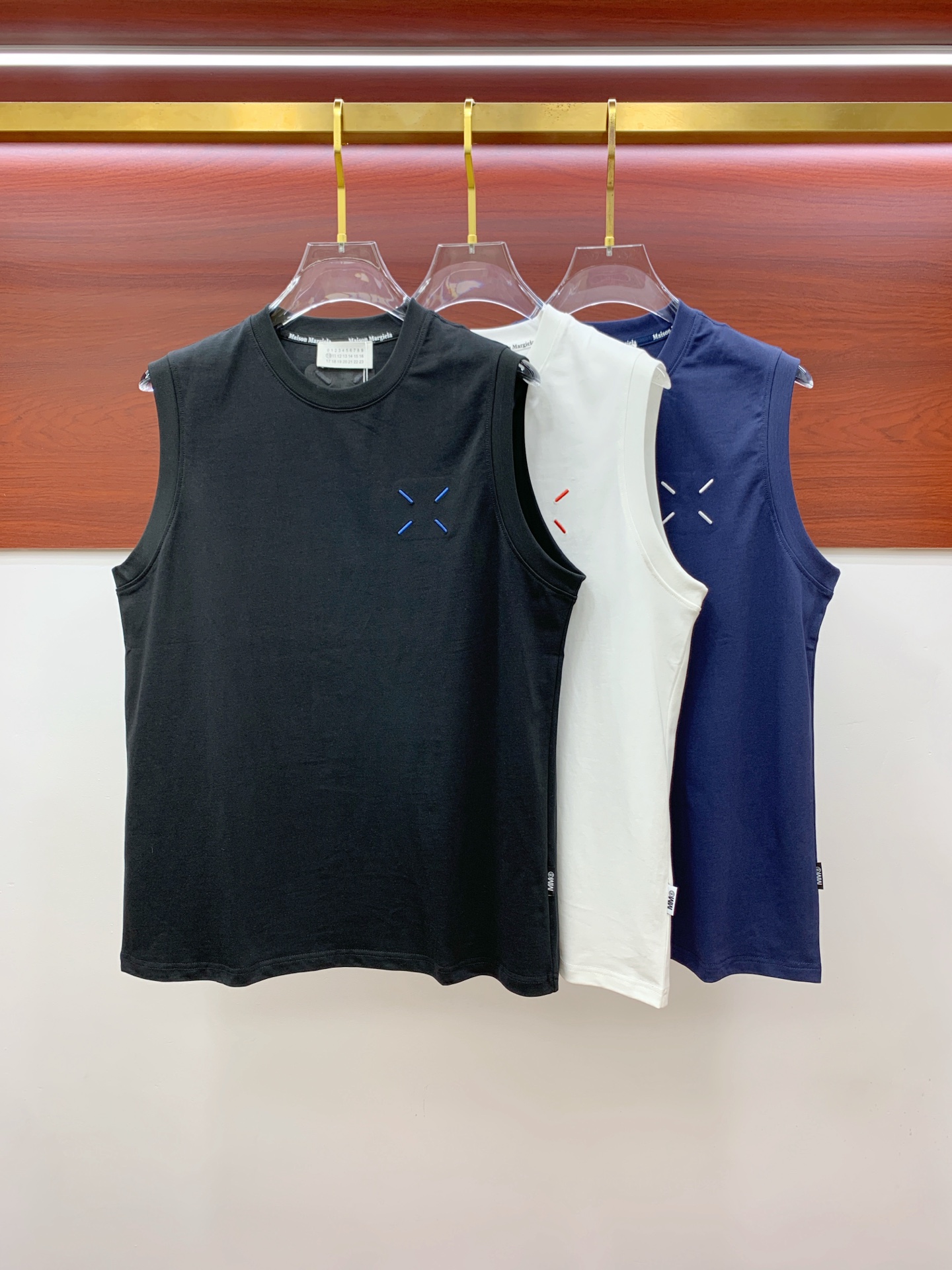 NO:451959,Magira 25ss new vest, neckline and cuff reinforced threads are not easy to deform, neckline wrap threads, neck foot logo logo side wheat!  The fabric is washed and has a comfortable feel, skin-friendly and breathable without pilling!  Same model for men and women Size M-3XL, Masion Margiela, Alexander wang19860909马吉拉25ss新款背心 领口和袖口增强螺纹不易变形 领口包条螺纹、领脚标识logo侧麦！面料经洗水处理,手感舒适,亲肤透气不起球！男女同款 尺码M-3XL,,masion margiela,alexander wang,Men's clothing