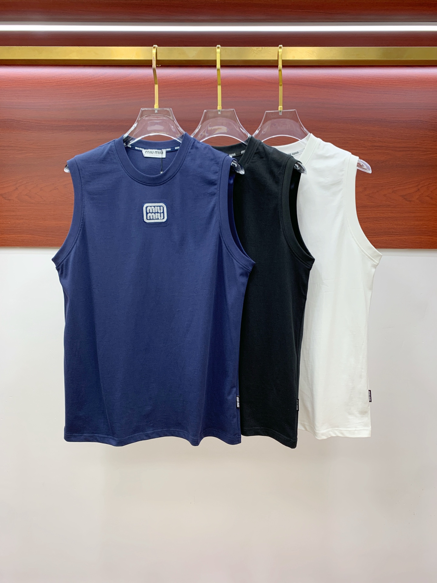 NO:451953,Miumiu25ss new vest, neckline and cuff reinforced threads are not easy to deform, neckline wrap threads, neck foot logo logo side wheat!  The fabric is washed and has a comfortable feel, skin-friendly and breathable without pilling!  Same model for men and women Size M-3XL, miumiu, alexander wang19860909miumiu25ss新款背心 领口和袖口增强螺纹不易变形 领口包条螺纹、领脚标识logo侧麦！面料经洗水处理,手感舒适,亲肤透气不起球！男女同款 尺码M-3XL,,miumiu,alexander wang,Men's clothing