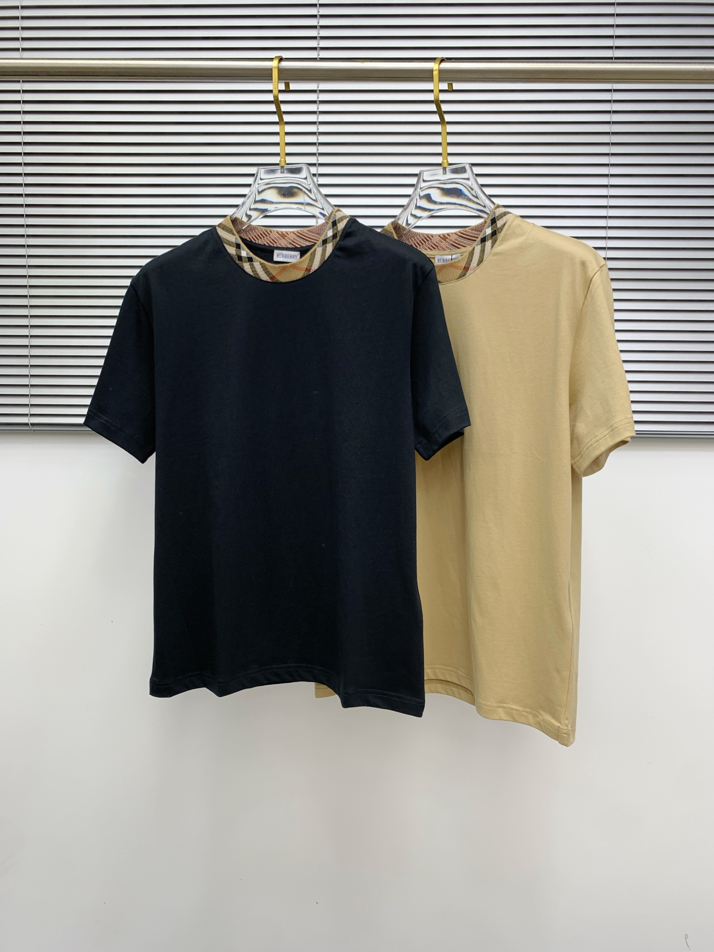 NO:506163,Burberry's new spring and summer 2025 short-sleeved T-shirt for men and women, the latest model is exclusively available on the entire network!  !  ~ It is classic and fashionable and versatile, who doesn’t like it? It will show the classic again. It is very pleasing to the eye and comes with a low luxury halo and recognition!  The traditional brand concept and modern advanced technology are perfectly combined. Coupled with the extremely modern and simple design, the exclusive logo pattern towel embroidery design!  Customized 100% imported pure cotton fabric!  The texture of this model is quite touching, the specifications and grades are known with tentacles. The degree of delicateness and breathability are top-notch!  Size M-3XL, Burberry, T-shirt,tees, t-shirt,alexander wang19860909巴宝莉2025春夏新款男女同款短袖T恤,最新款全网独家首上！！~既经典有时尚百搭,谁不爱啊,将经典再次展现,非常的耐看,自带低奢光环与辨识度！传统的品牌理念和现代化的先进技术进行了完美结合.加上极其现代摩登风范的简约设计,专属logo图案毛巾绣设计！定制百分百进口纯棉面料！此款的质感相当感人 触手便知规格档次 细腻程度与透气效果堪称顶级！尺码M-3XL,,burberry,T-shirt,tees，t-shirt,alexander wang,Men's clothing