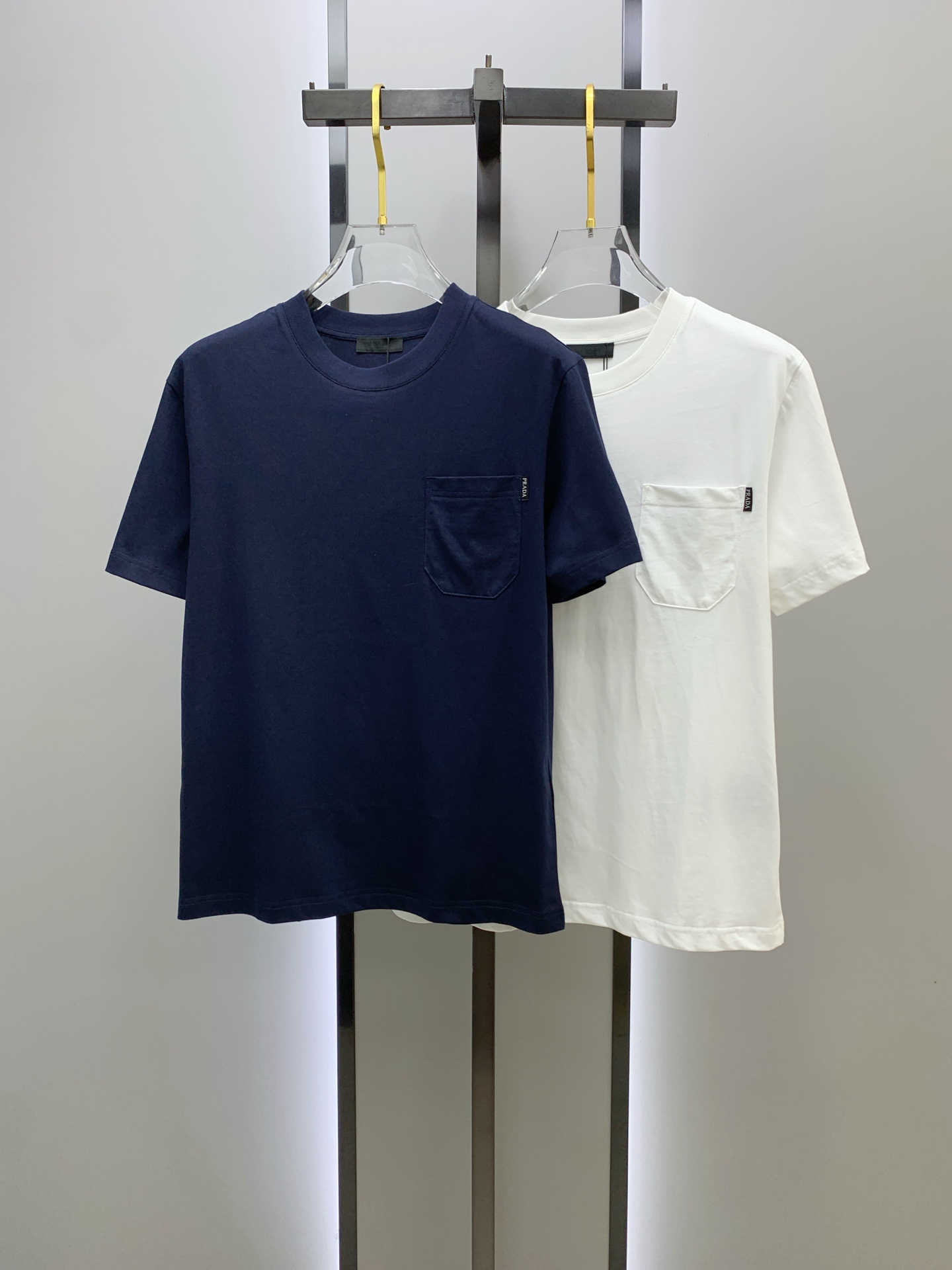 NO:515469,Prada's new spring and summer short-sleeved T-shirt for men and women, the latest model is exclusively available on the entire network!  !  ~ It is classic and fashionable and versatile, who doesn’t like it? It will show the classic again. It is very pleasing to the eye and comes with a low luxury halo and recognition!  The traditional brand concept and modern advanced technology are perfectly combined. Coupled with the extremely modern and simple design, the exclusive logo pattern towel embroidery design!  Customized 100% imported pure cotton fabric!  The texture of this model is quite touching, the specifications and grades are known with tentacles. The degree of delicateness and breathability are top-notch!  Size M-3XL, prada, T-shirt,tees, t-shirt,alexander wang19860909普拉达春夏新款男女同款短袖T恤,最新款全网独家首上！！~既经典有时尚百搭,谁不爱啊,将经典再次展现,非常的耐看,自带低奢光环与辨识度！传统的品牌理念和现代化的先进技术进行了完美结合.加上极其现代摩登风范的简约设计,专属logo图案毛巾绣设计！定制百分百进口纯棉面料！此款的质感相当感人 触手便知规格档次 细腻程度与透气效果堪称顶级！尺码M-3XL,,prada,T-shirt,tees，t-shirt,alexander wang,Men's clothing