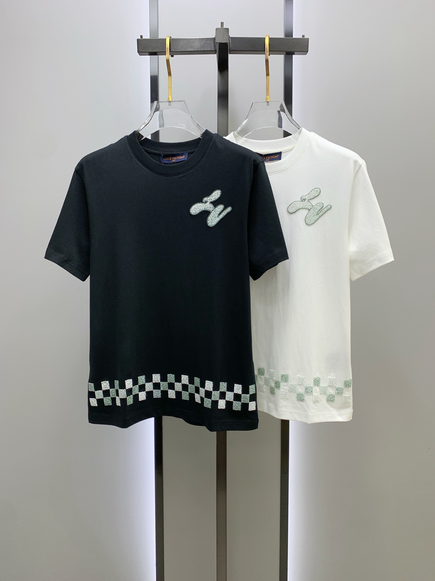 NO:515473,LV spring and summer new men and women's short-sleeved T-shirt, the latest model is exclusively available on the entire network!  !  ~ It is classic and fashionable and versatile, who doesn’t like it? It will show the classic again. It is very pleasing to the eye and comes with a low luxury halo and recognition!  The traditional brand concept and modern advanced technology are perfectly combined. Coupled with the extremely modern and simple design, the exclusive logo pattern towel embroidery design!  Customized 100% imported pure cotton fabric!  The texture of this model is quite touching, the specifications and grades are known with tentacles. The degree of delicateness and breathability are top-notch!  Size M-3XL, louis vuitton, T-shirt,tees, t-shirt,alexander wang19860909LV春夏新款男女同款短袖T恤,最新款全网独家首上！！~既经典有时尚百搭,谁不爱啊,将经典再次展现,非常的耐看,自带低奢光环与辨识度！传统的品牌理念和现代化的先进技术进行了完美结合.加上极其现代摩登风范的简约设计,专属logo图案毛巾绣设计！定制百分百进口纯棉面料！此款的质感相当感人 触手便知规格档次 细腻程度与透气效果堪称顶级！尺码M-3XL,,louis vuitton,T-shirt,tees，t-shirt,alexander wang,Men's clothing