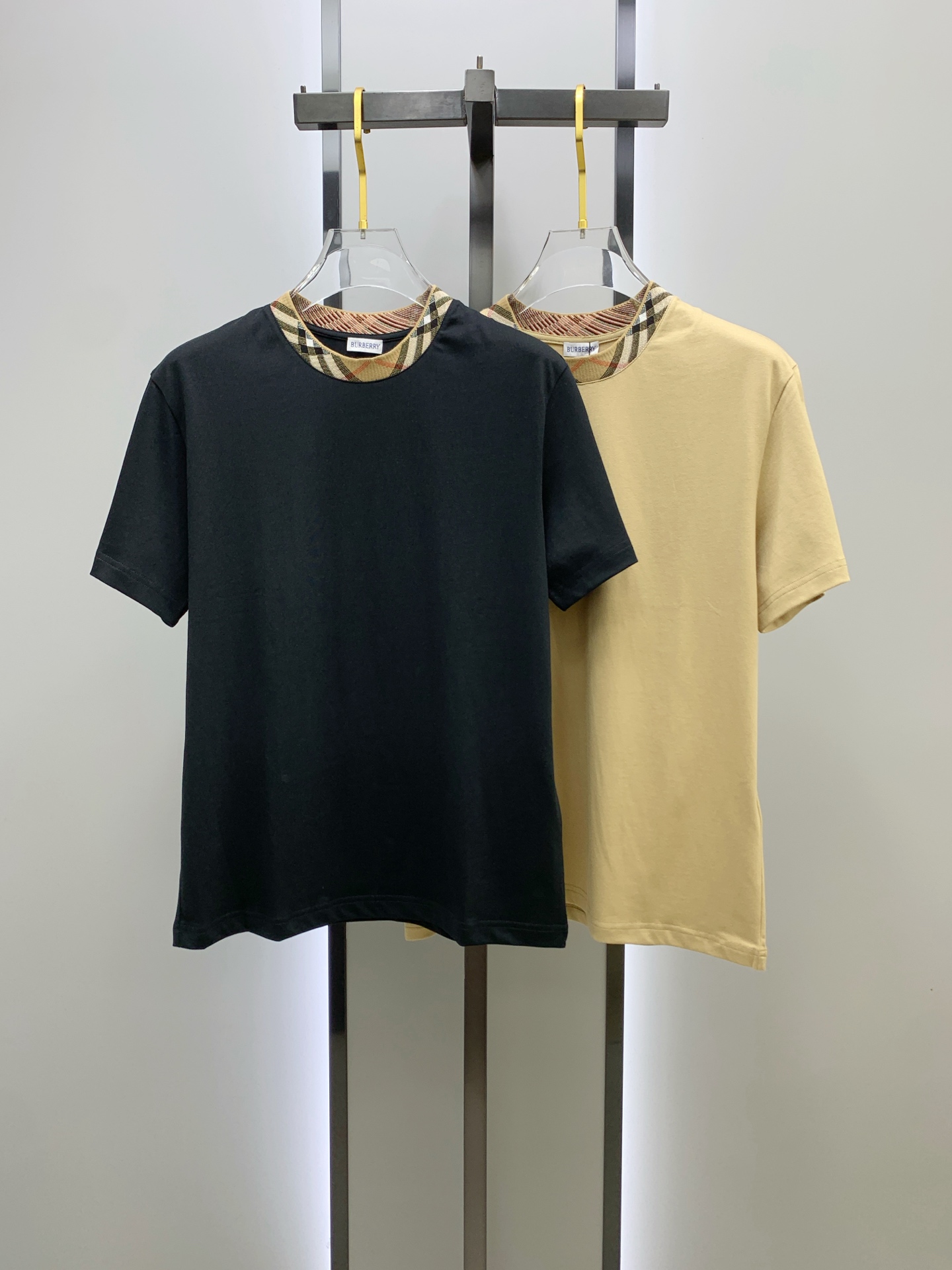 NO:515477,Burberry's spring and summer new short-sleeved T-shirt for men and women, the latest model is exclusively available on the entire network!  !  ~ It is classic and fashionable and versatile, who doesn’t like it? It will show the classic again. It is very pleasing to the eye and comes with a low luxury halo and recognition!  The traditional brand concept and modern advanced technology are perfectly combined. Coupled with the extremely modern and simple design, the exclusive logo pattern towel embroidery design!  Customized 100% imported pure cotton fabric!  The texture of this model is quite touching, the specifications and grades are known with tentacles. The degree of delicateness and breathability are top-notch!  Size M-3XL, Burberry, T-shirt,tees, t-shirt,alexander wang19860909巴宝莉春夏新款男女同款短袖T恤,最新款全网独家首上！！~既经典有时尚百搭,谁不爱啊,将经典再次展现,非常的耐看,自带低奢光环与辨识度！传统的品牌理念和现代化的先进技术进行了完美结合.加上极其现代摩登风范的简约设计,专属logo图案毛巾绣设计！定制百分百进口纯棉面料！此款的质感相当感人 触手便知规格档次 细腻程度与透气效果堪称顶级！尺码M-3XL,,burberry,T-shirt,tees，t-shirt,alexander wang,Men's clothing