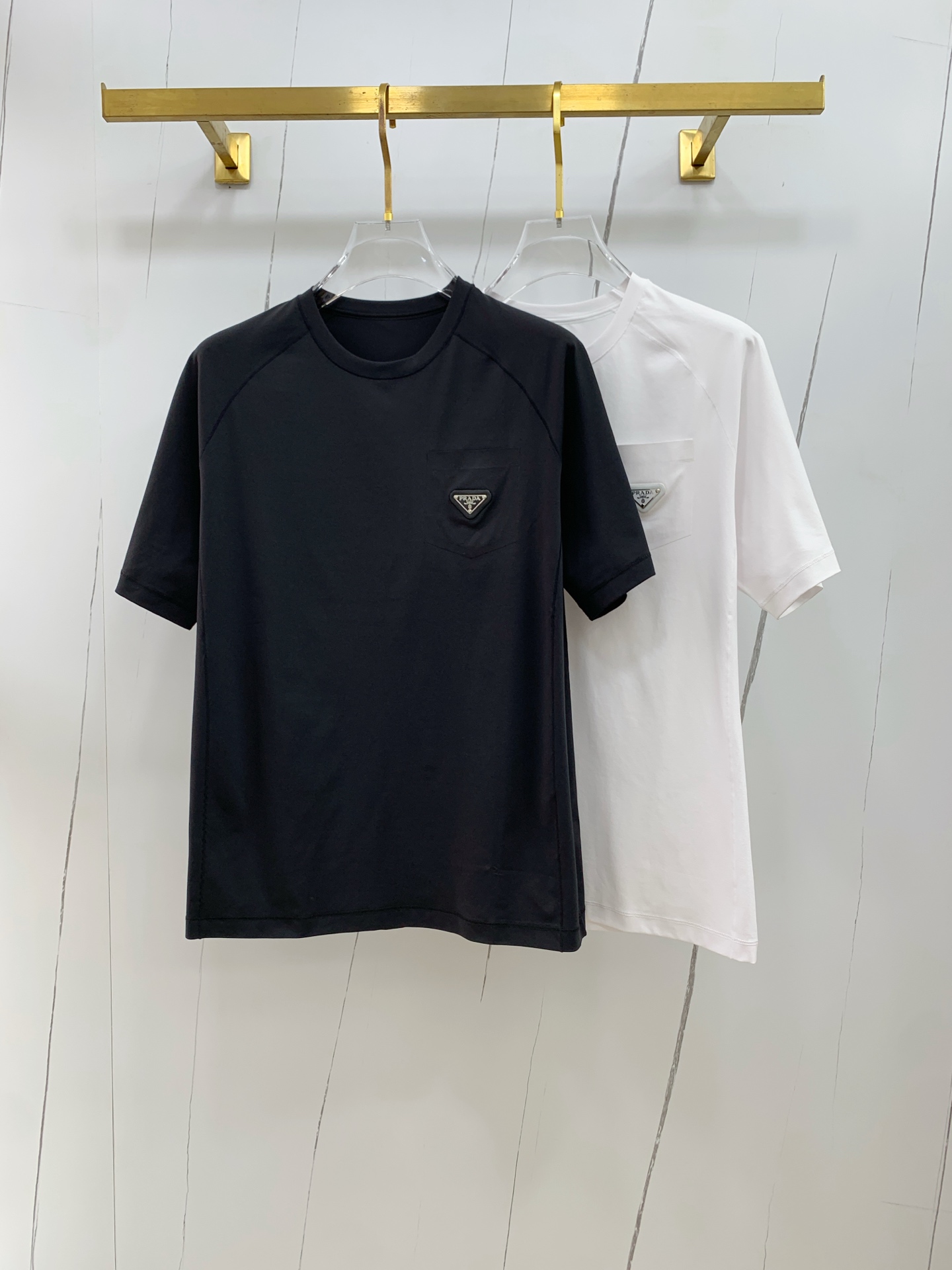 NO:485927,Ss Prada pure cotton latest fabric classic logo pattern logo fashionable simple trendy short sleeves, top quality counter original single short sleeves, top production craft imported fabrics, unique design of counter style, using imported high-end customized fabrics. The official website is on sale!  Excellent fabric size..M-3XL, prada, T-shirt, alexander wang19860909ss普拉达纯棉最新面料经典标识图案logo时尚简约潮流短袖,最顶级的品质专柜原单短袖,顶级制作工艺进口面料,专柜款独特设计,采用进口高端订制面料.官网在售！面料版型超赞 码数..M-3XL,,prada,T-shirt,alexander wang,Men's clothing