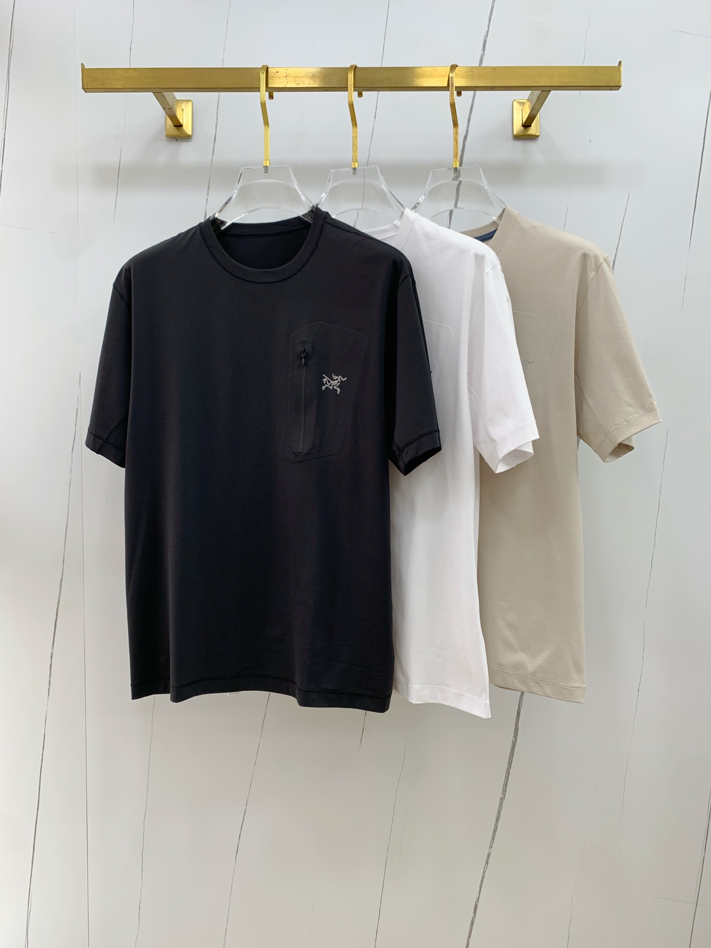 NO:485931,The latest fabric of Ss Archaeoptera pure cotton, classic logo, logo, fashionable, simple and trendy short sleeves, the top quality counter original single short sleeves, the top production process imported fabric, the unique design of the counter model, using imported high-end customized fabrics. The official website is on sale!  Excellent fabric fitting..M-3XL,arc'teryx,T-shirt,alexander wang19860909ss始祖鸟纯棉最新面料经典标识图案logo时尚简约潮流短袖,最顶级的品质专柜原单短袖,顶级制作工艺进口面料,专柜款独特设计,采用进口高端订制面料.官网在售！面料版型超赞 码数..M-3XL,arc'teryx,T-shirt,alexander wang,Men's clothing