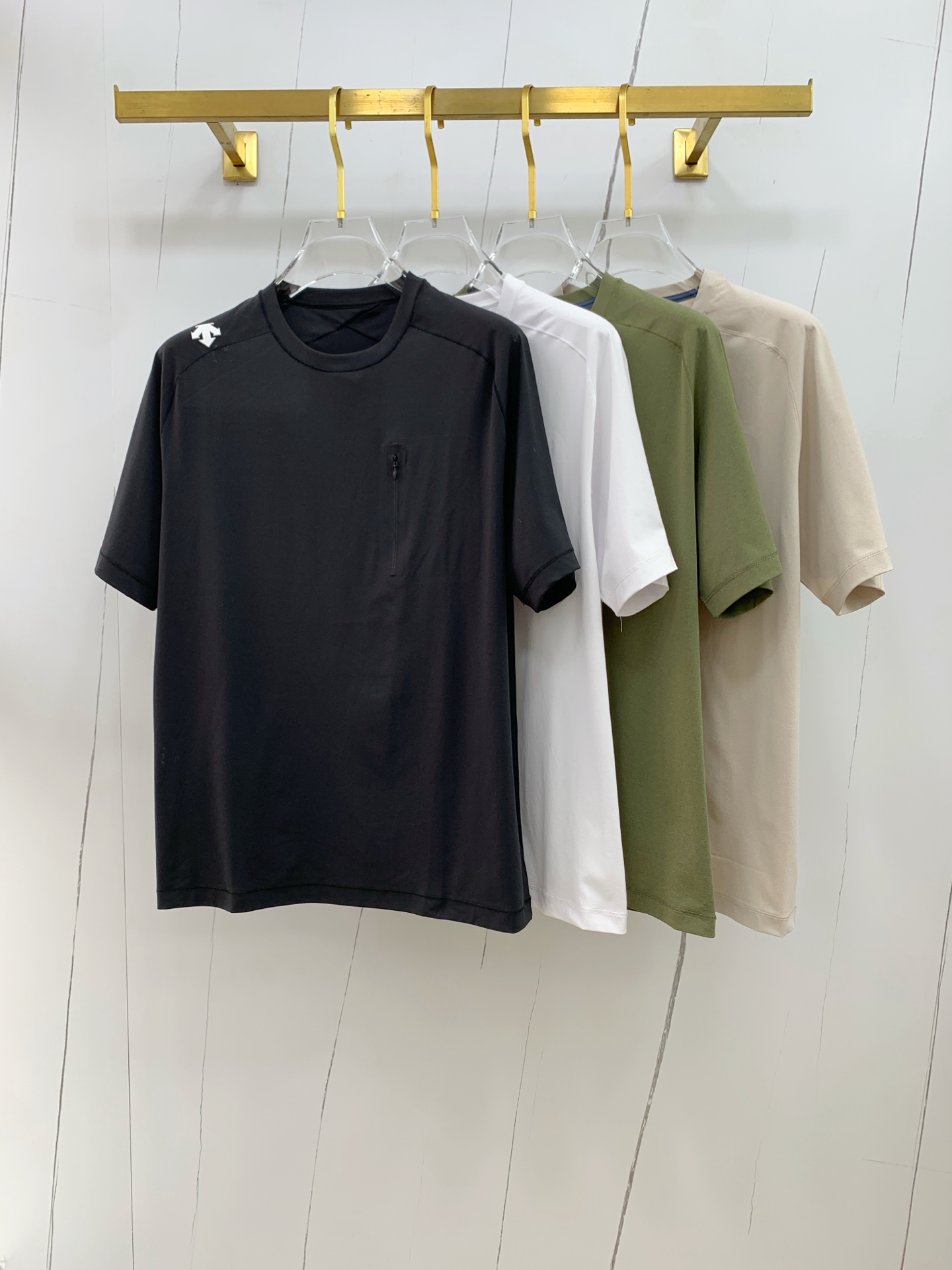 NO:485937,Ss DiSante pure cotton latest fabric classic logo pattern logo fashionable simple trendy short sleeves, the top quality counter original single short sleeves, top production craft imported fabrics, unique design of the counter model, using imported high-end customized fabrics. The official website is on sale!  Excellent fabric pattern..M-3XL, T-shirt,alexander wang19860909ss迪桑特纯棉最新面料经典标识图案logo时尚简约潮流短袖,最顶级的品质专柜原单短袖,顶级制作工艺进口面料,专柜款独特设计,采用进口高端订制面料.官网在售！面料版型超赞 码数..M-3XL,,T-shirt,alexander wang,Men's clothing