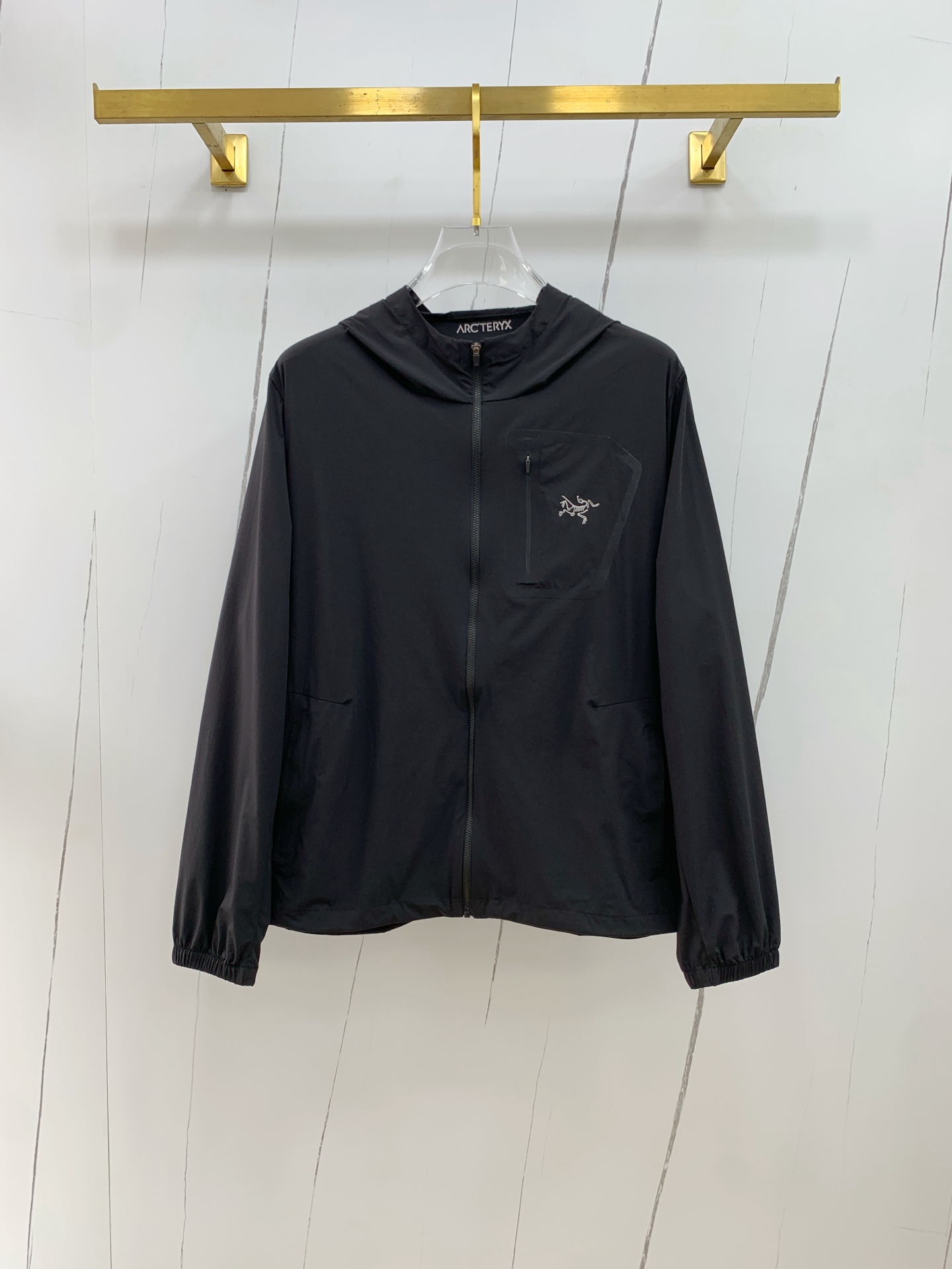 NO:485926,[New Product] Archaeopteryx channel quality.ss Spring and summer new sportswear jacket sunscreen jacket!  The sunscreen clothes are classic and add a sense of fashion that keeps pace with the times, and the best choice for handsome men and beautiful women. The new lightweight silk fiber nylon fabric is light and breathable, and the quilting and weaving technology creates the unique thin strip structural details of the fabric, which is delicate and exquisite. It effectively prevents ultraviolet radiation, is excellent in breathability, and is comfortable and skin-friendly. The zipper opening and closing placket and the standing collar design adds a sense of value. The chest logo print highlights the brand's characteristics. The elastic and close details of the cuffs and hem are neat and detailed to add a new and avant-garde fashion sense. Bal*nci*ga  Tracksui's new high-end series creates the best sports and leisure system and the most convenient and comfortable feeling. It is made of polyester fiber fabric, perfect light nylon style. It is different from the general rough nylon texture, with smooth and delicate texture, light and comfortable. The aesthetic division and cutting process of both inside and outside always maintains a perfect sports and fashionable versatile shape. Pay more attention to sports design and versatile items! The logo design has a flawless craft mechanism, thick and full, soft and three-dimensional and not stiff, showing a low-key fashionable sports style. Code M-3XL, arc'teryx, jackets & coats, jackets & coats, alexander wang19860909【新品】始祖鸟渠道精品.ss春夏新款运动服夹克防晒服外套！防晒衣经典之余增添了与时俱进的时尚感,型男靓女的最佳选择.新型轻量绢丝纤维尼龙面料,轻盈透气,绗缝密织技术造就面料的独有细条状结构细节,细腻精致.有效防止紫外线辐射,透气性绝佳,舒畅亲肤.拉链开合门襟,立领设计平添价值感取向.胸口标识印花彰显品牌特色.袖口,下摆弹力收口细节工整细致增添新锐前卫时尚感.Bal*nci*ga Tracksui全新高端系列作品,缔造最为出色的运动休闲体系,最为便捷舒适的感受.客供聚酯纤维面料打造,完美的轻质尼龙款.区别于一般的粗质尼龙质,手感质感顺滑细腻,轻盈舒适.内外兼具的美感分割裁剪工艺,时刻保持完美的运动时尚百搭造型.更加的注重运动化设计百搭单品!标识徽标设计拥有完美无瑕的工艺机制,厚实饱满,柔软立体不生硬,彰显低调的时尚运动风格.码数M-3XL,arc'teryx,jackets & coats,jackets & coats,alexander wang,Men's clothing