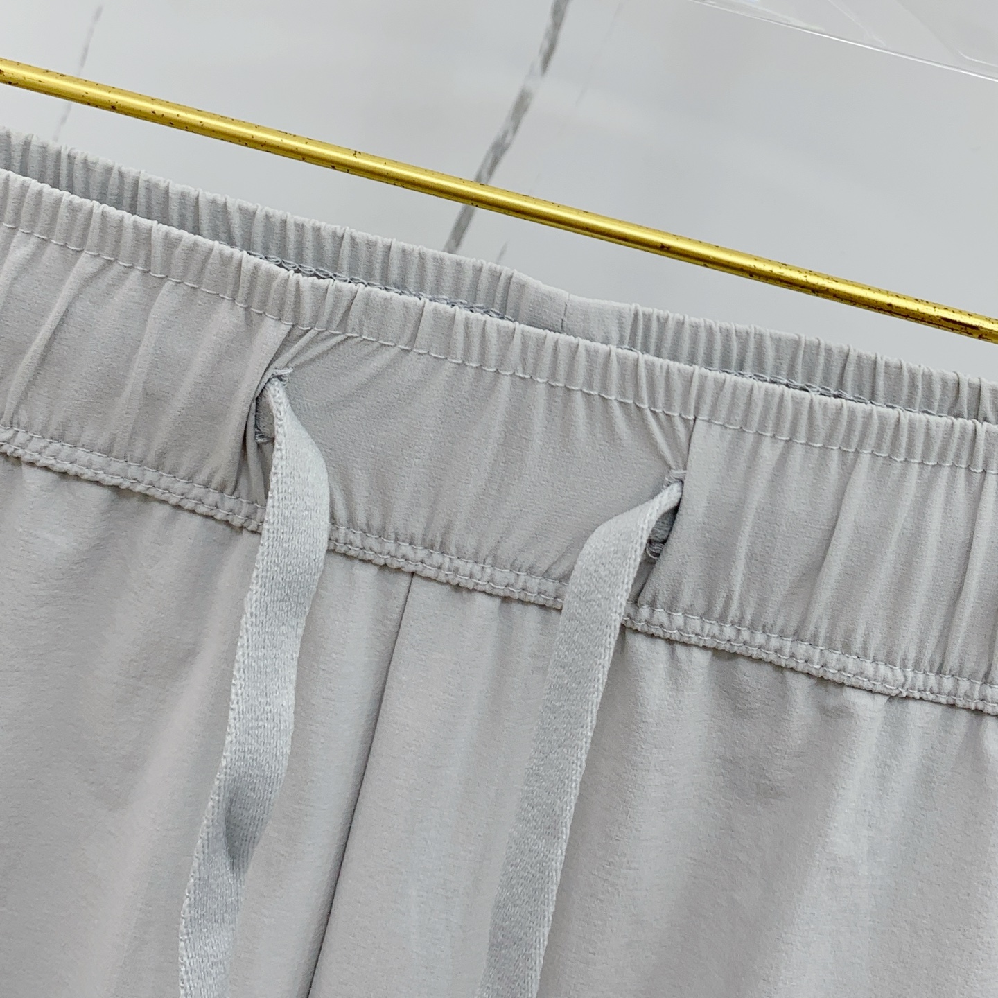 “Re-Emergence of High-Quality Mono-Ordered Fashion Pants with Latest Hardware” - 图片 4