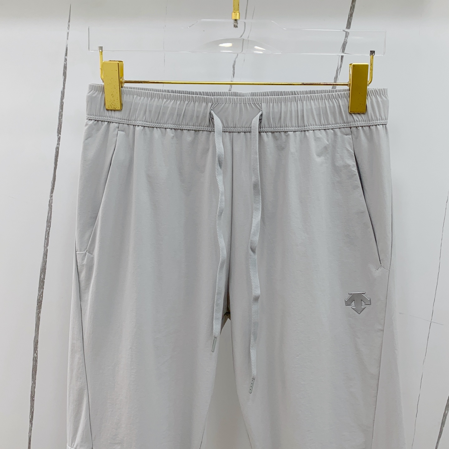 “Re-Emergence of High-Quality Mono-Ordered Fashion Pants with Latest Hardware” - 图片 2