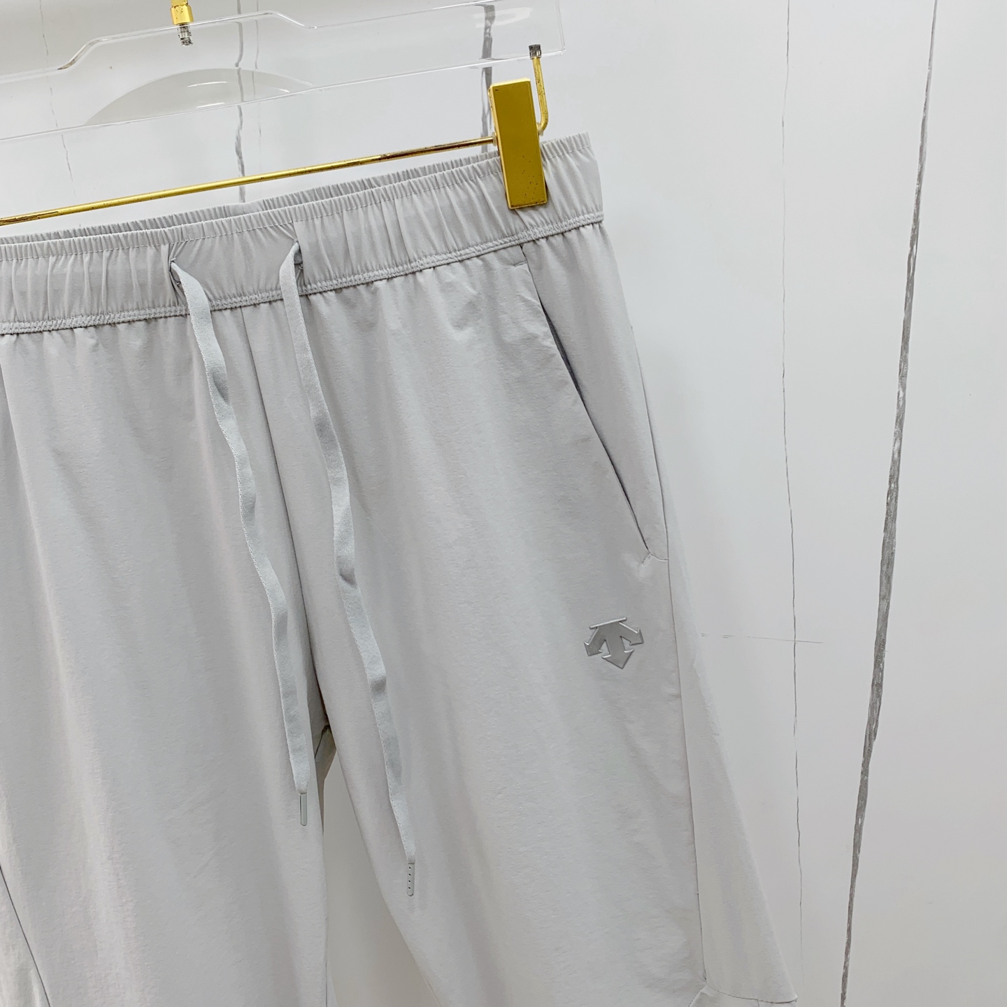 “Re-Emergence of High-Quality Mono-Ordered Fashion Pants with Latest Hardware” - 图片 3