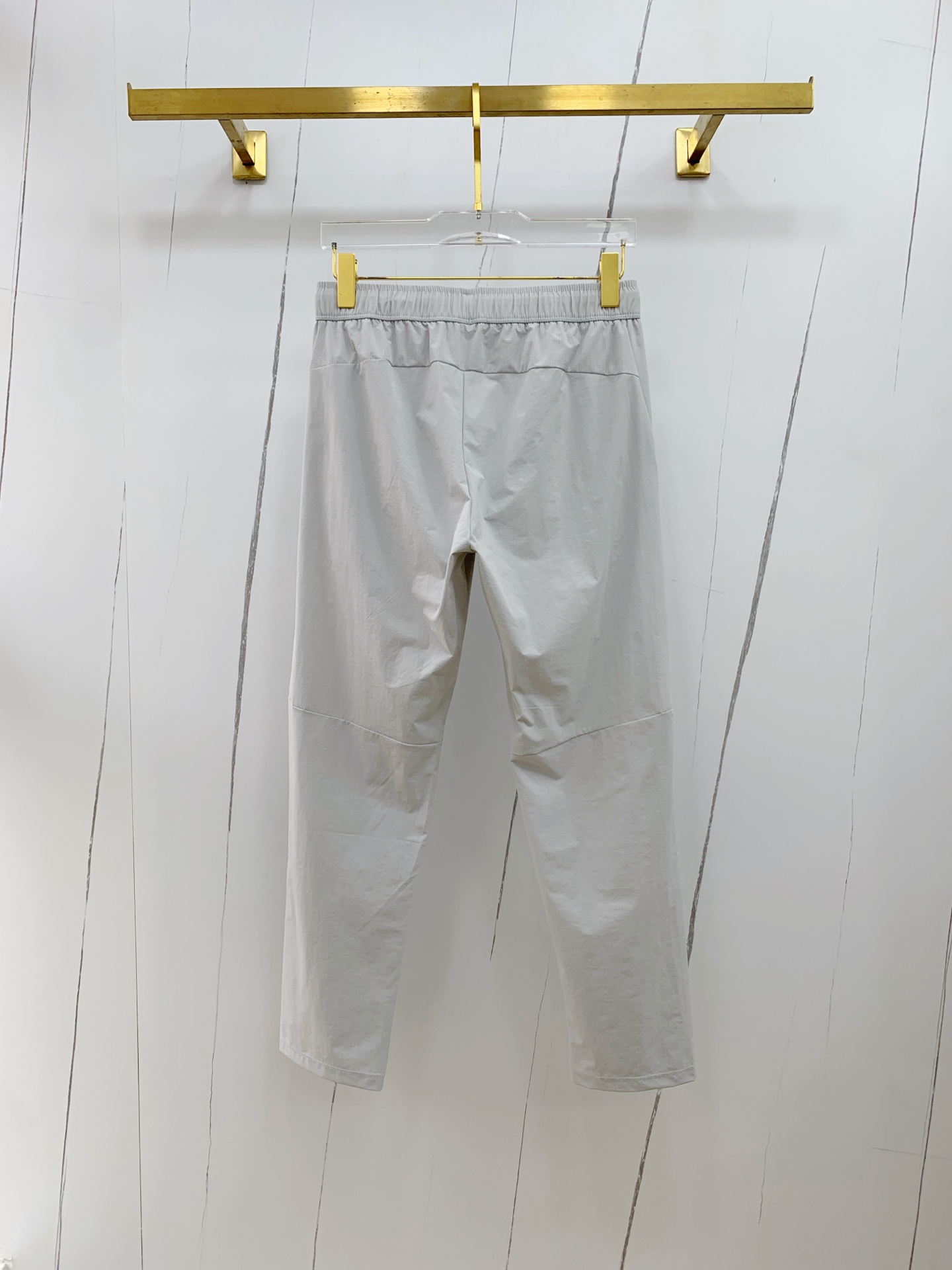 “Re-Emergence of High-Quality Mono-Ordered Fashion Pants with Latest Hardware” - 图片 9