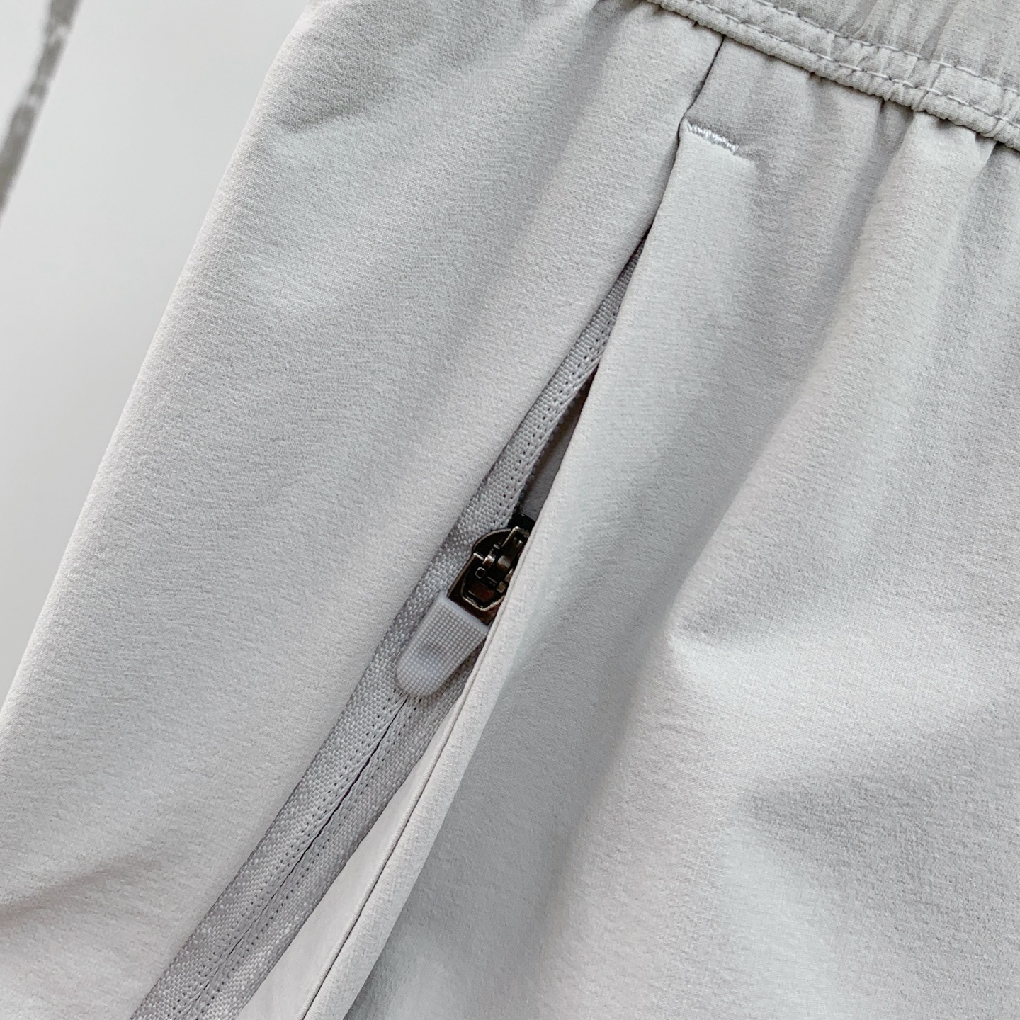 “Re-Emergence of High-Quality Mono-Ordered Fashion Pants with Latest Hardware” - 图片 5